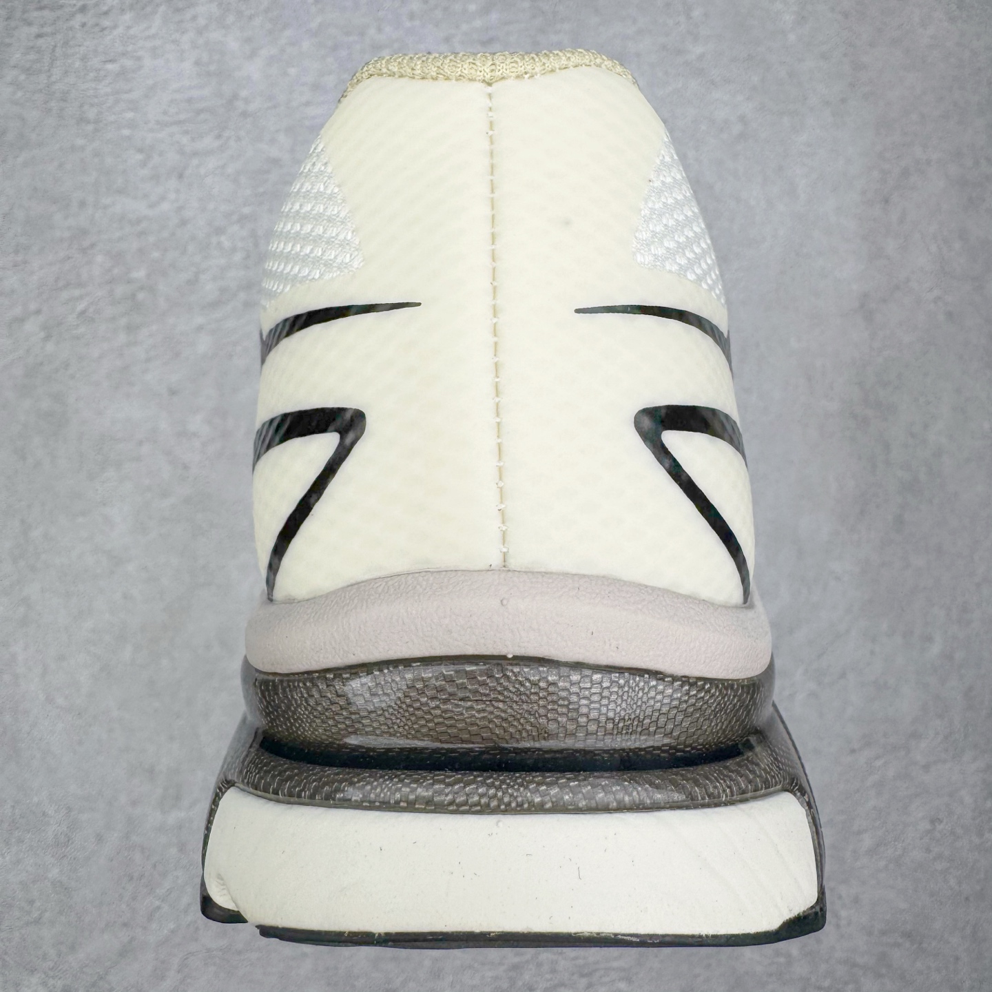 图片[8]-MM6 Maison Margiela x SALOMON XT-6 萨洛蒙联名系列低帮城市越野机能透气休闲运动鞋 鞋舌处附有迷你网眼袋收纳鞋绳以及下方的多色 Logo 标签 接着搭载奶油色 ACS 技术中底以及金色 TPU 塑料部件提升鞋款耐用性 中底与鞋面之间饰有海蓝色条状细节有效增添鞋款层次 最后应用黑色 Contragrip Chevron 外底完成鞋款设计 这次配色颇为高调 两款配色均以绚丽的渐变设计呈现 一款以粉紫渐变主打 另一款以黄绿渐变呈现 视觉效果相当吸睛 鞋面的使用玻璃纤维覆盖物加固 并通过细绳扣系带系统进行锁定 Salomon 的品牌logo 出现在脚后跟和前掌部位 中底虽然偏薄 但非常耐用 与模压塑料ACS 框架以及致密AC2 Muscle 鞋底单元结合 能够提供出色的支撑力和缓冲性 尺码：36 36.5 37.5 38 38.5 39 40 40.5 41 42 42.5 43 44 44.5 45 46.5-选品中心