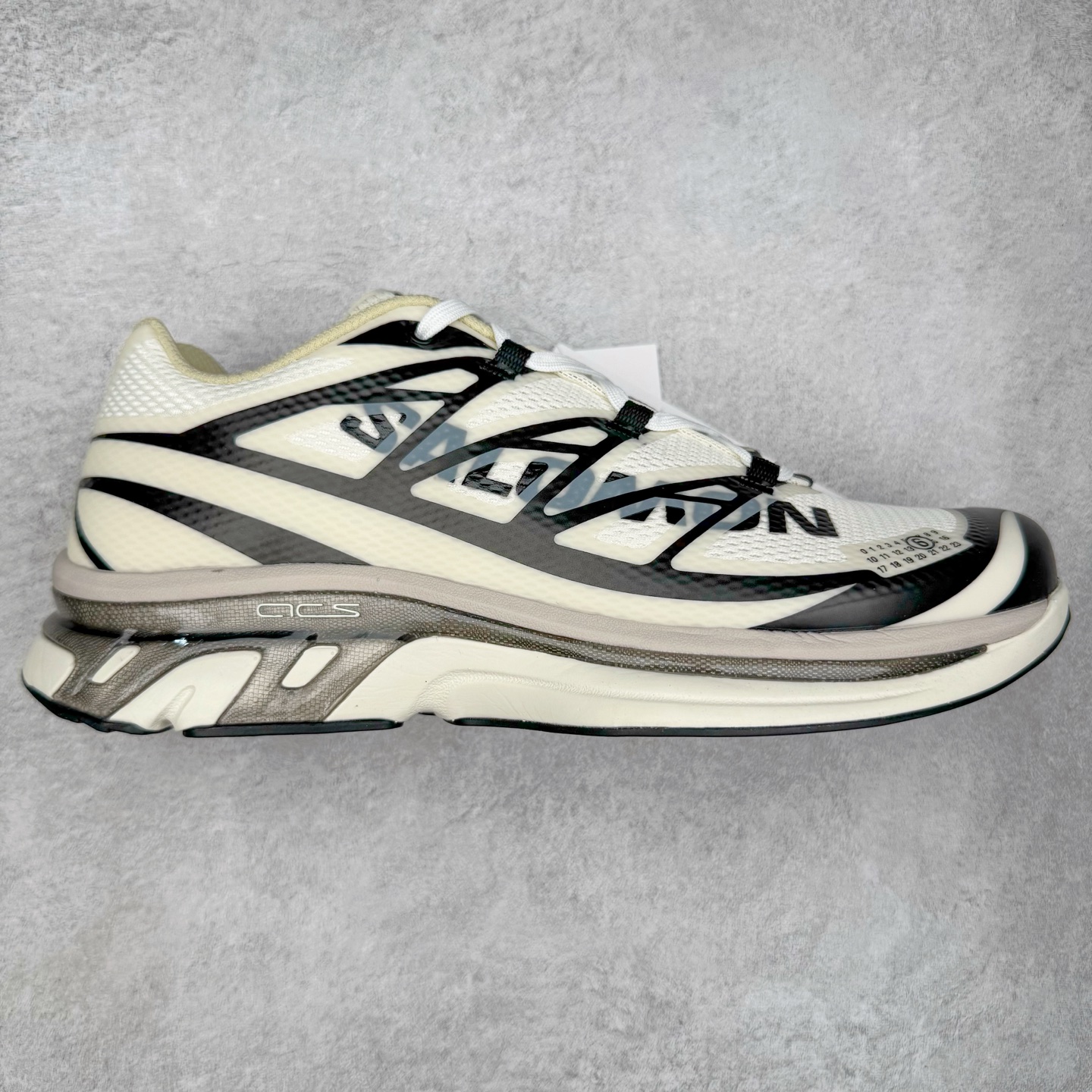 MM6 Maison Margiela x SALOMON XT-6 萨洛蒙联名系列低帮城市越野机能透气休闲运动鞋 鞋舌处附有迷你网眼袋收纳鞋绳以及下方的多色 Logo 标签 接着搭载奶油色 ACS 技术中底以及金色 TPU 塑料部件提升鞋款耐用性 中底与鞋面之间饰有海蓝色条状细节有效增添鞋款层次 最后应用黑色 Contragrip Chevron 外底完成鞋款设计 这次配色颇为高调 两款配色均以绚丽的渐变设计呈现 一款以粉紫渐变主打 另一款以黄绿渐变呈现 视觉效果相当吸睛 鞋面的使用玻璃纤维覆盖物加固 并通过细绳扣系带系统进行锁定 Salomon 的品牌logo 出现在脚后跟和前掌部位 中底虽然偏薄 但非常耐用 与模压塑料ACS 框架以及致密AC2 Muscle 鞋底单元结合 能够提供出色的支撑力和缓冲性 尺码：36 36.5 37.5 38 38.5 39 40 40.5 41 42 42.5 43 44 44.5 45 46.5-选品中心