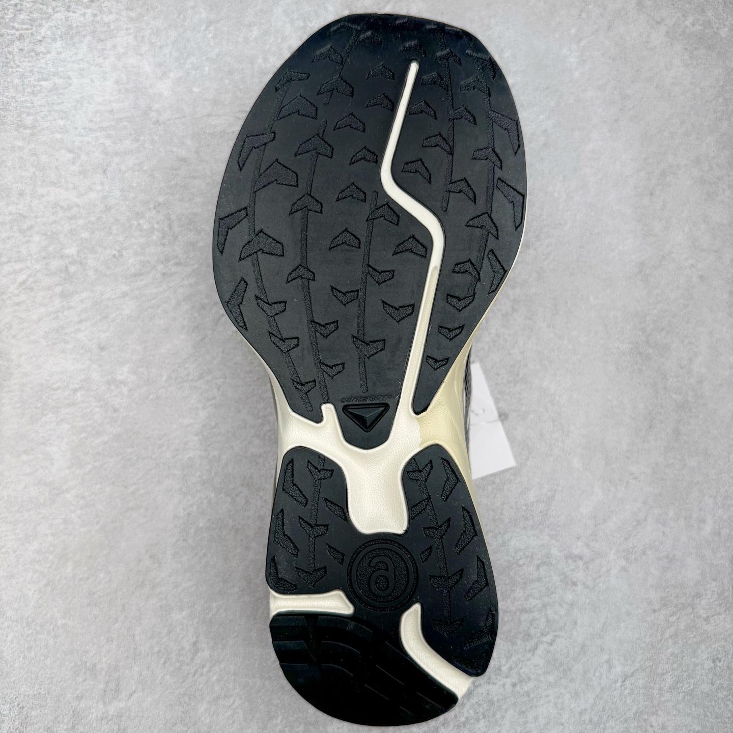 图片[9]-MM6 Maison Margiela x SALOMON XT-6 萨洛蒙联名系列低帮城市越野机能透气休闲运动鞋 鞋舌处附有迷你网眼袋收纳鞋绳以及下方的多色 Logo 标签 接着搭载奶油色 ACS 技术中底以及金色 TPU 塑料部件提升鞋款耐用性 中底与鞋面之间饰有海蓝色条状细节有效增添鞋款层次 最后应用黑色 Contragrip Chevron 外底完成鞋款设计 这次配色颇为高调 两款配色均以绚丽的渐变设计呈现 一款以粉紫渐变主打 另一款以黄绿渐变呈现 视觉效果相当吸睛 鞋面的使用玻璃纤维覆盖物加固 并通过细绳扣系带系统进行锁定 Salomon 的品牌logo 出现在脚后跟和前掌部位 中底虽然偏薄 但非常耐用 与模压塑料ACS 框架以及致密AC2 Muscle 鞋底单元结合 能够提供出色的支撑力和缓冲性 尺码：36 36.5 37.5 38 38.5 39 40 40.5 41 42 42.5 43 44 44.5 45 46.5-选品中心