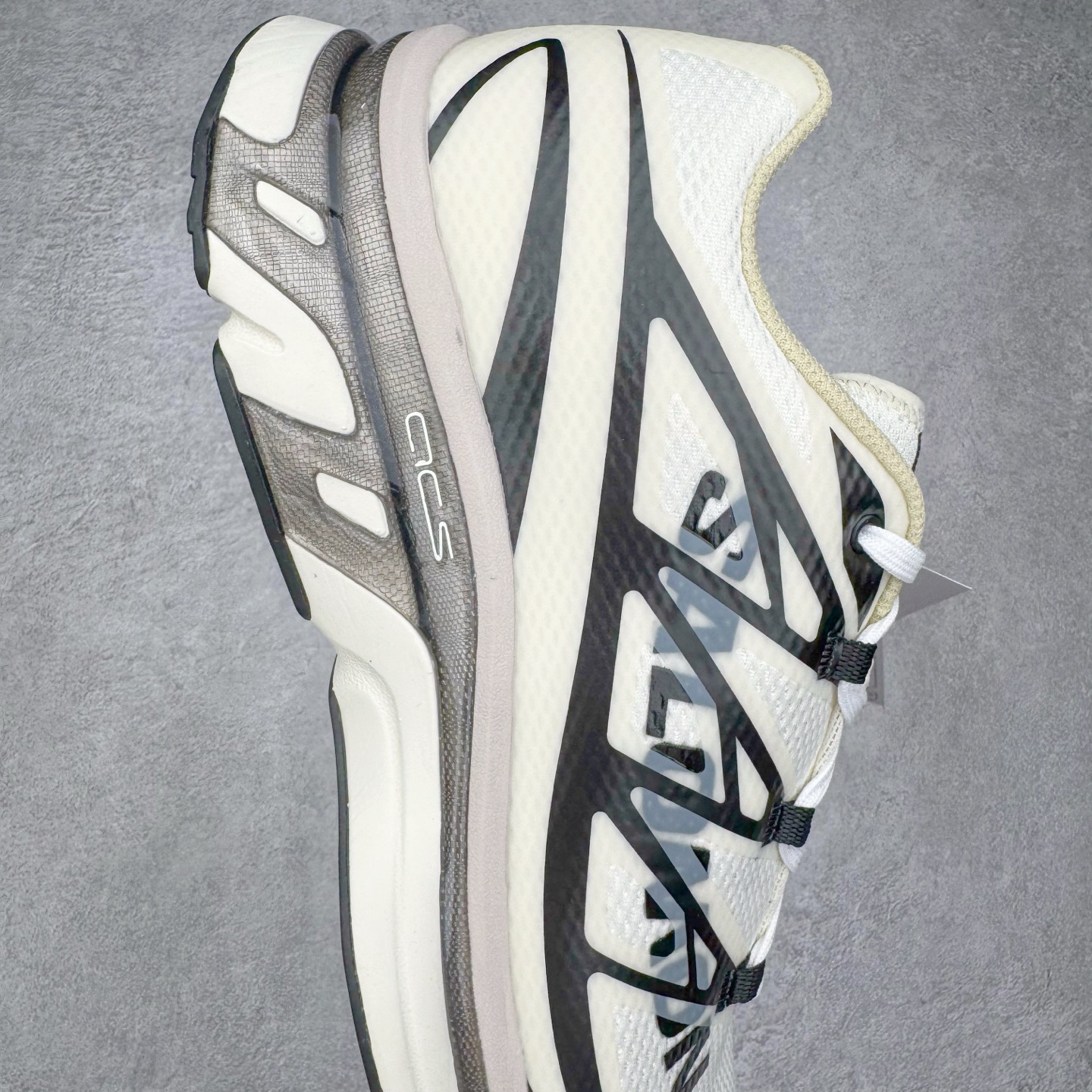 图片[6]-MM6 Maison Margiela x SALOMON XT-6 萨洛蒙联名系列低帮城市越野机能透气休闲运动鞋 鞋舌处附有迷你网眼袋收纳鞋绳以及下方的多色 Logo 标签 接着搭载奶油色 ACS 技术中底以及金色 TPU 塑料部件提升鞋款耐用性 中底与鞋面之间饰有海蓝色条状细节有效增添鞋款层次 最后应用黑色 Contragrip Chevron 外底完成鞋款设计 这次配色颇为高调 两款配色均以绚丽的渐变设计呈现 一款以粉紫渐变主打 另一款以黄绿渐变呈现 视觉效果相当吸睛 鞋面的使用玻璃纤维覆盖物加固 并通过细绳扣系带系统进行锁定 Salomon 的品牌logo 出现在脚后跟和前掌部位 中底虽然偏薄 但非常耐用 与模压塑料ACS 框架以及致密AC2 Muscle 鞋底单元结合 能够提供出色的支撑力和缓冲性 尺码：36 36.5 37.5 38 38.5 39 40 40.5 41 42 42.5 43 44 44.5 45 46.5-选品中心