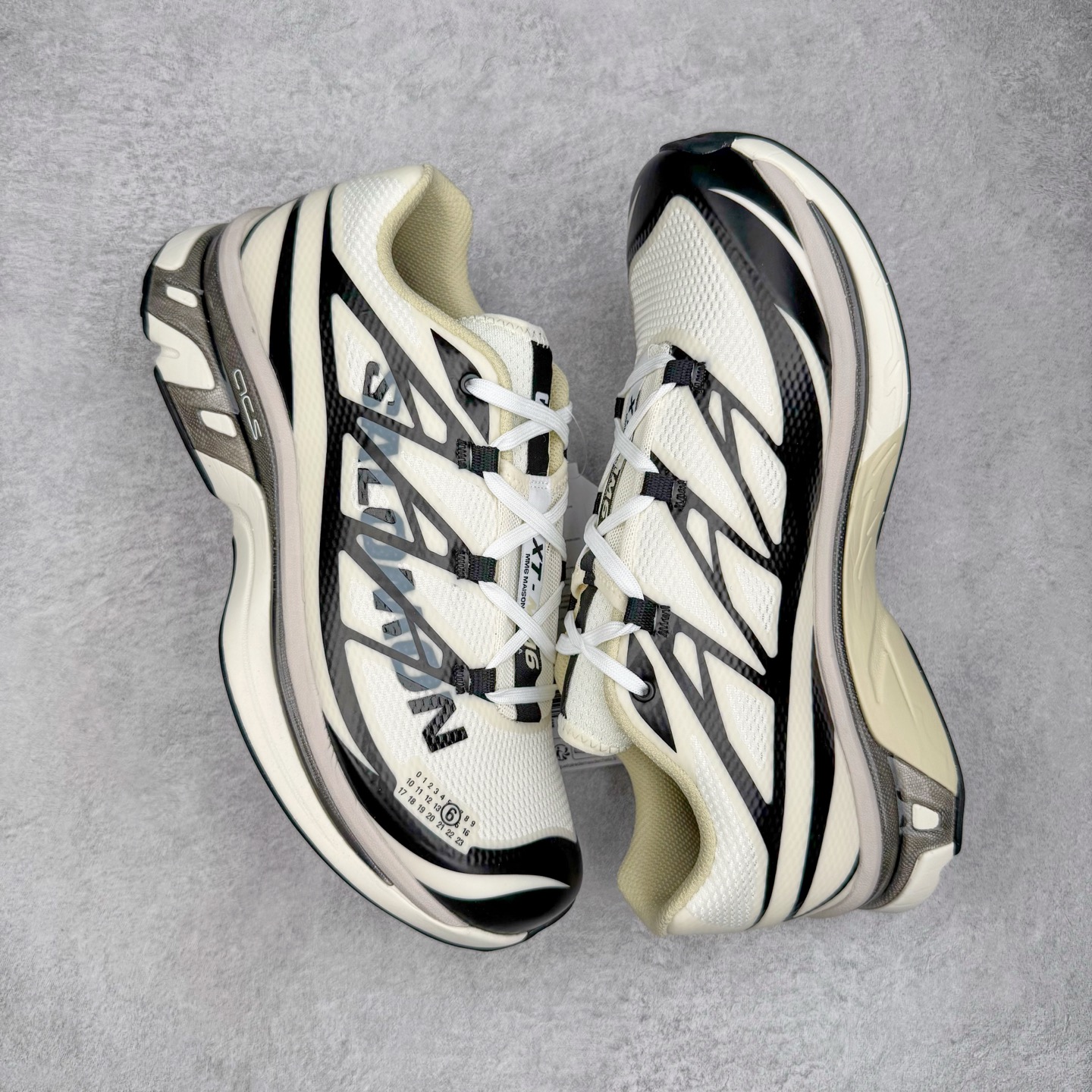 图片[3]-MM6 Maison Margiela x SALOMON XT-6 萨洛蒙联名系列低帮城市越野机能透气休闲运动鞋 鞋舌处附有迷你网眼袋收纳鞋绳以及下方的多色 Logo 标签 接着搭载奶油色 ACS 技术中底以及金色 TPU 塑料部件提升鞋款耐用性 中底与鞋面之间饰有海蓝色条状细节有效增添鞋款层次 最后应用黑色 Contragrip Chevron 外底完成鞋款设计 这次配色颇为高调 两款配色均以绚丽的渐变设计呈现 一款以粉紫渐变主打 另一款以黄绿渐变呈现 视觉效果相当吸睛 鞋面的使用玻璃纤维覆盖物加固 并通过细绳扣系带系统进行锁定 Salomon 的品牌logo 出现在脚后跟和前掌部位 中底虽然偏薄 但非常耐用 与模压塑料ACS 框架以及致密AC2 Muscle 鞋底单元结合 能够提供出色的支撑力和缓冲性 尺码：36 36.5 37.5 38 38.5 39 40 40.5 41 42 42.5 43 44 44.5 45 46.5-选品中心