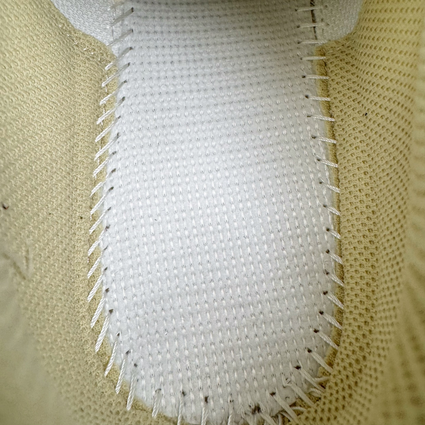 图片[11]-MM6 Maison Margiela x SALOMON XT-6 萨洛蒙联名系列低帮城市越野机能透气休闲运动鞋 鞋舌处附有迷你网眼袋收纳鞋绳以及下方的多色 Logo 标签 接着搭载奶油色 ACS 技术中底以及金色 TPU 塑料部件提升鞋款耐用性 中底与鞋面之间饰有海蓝色条状细节有效增添鞋款层次 最后应用黑色 Contragrip Chevron 外底完成鞋款设计 这次配色颇为高调 两款配色均以绚丽的渐变设计呈现 一款以粉紫渐变主打 另一款以黄绿渐变呈现 视觉效果相当吸睛 鞋面的使用玻璃纤维覆盖物加固 并通过细绳扣系带系统进行锁定 Salomon 的品牌logo 出现在脚后跟和前掌部位 中底虽然偏薄 但非常耐用 与模压塑料ACS 框架以及致密AC2 Muscle 鞋底单元结合 能够提供出色的支撑力和缓冲性 尺码：36 36.5 37.5 38 38.5 39 40 40.5 41 42 42.5 43 44 44.5 45 46.5-选品中心