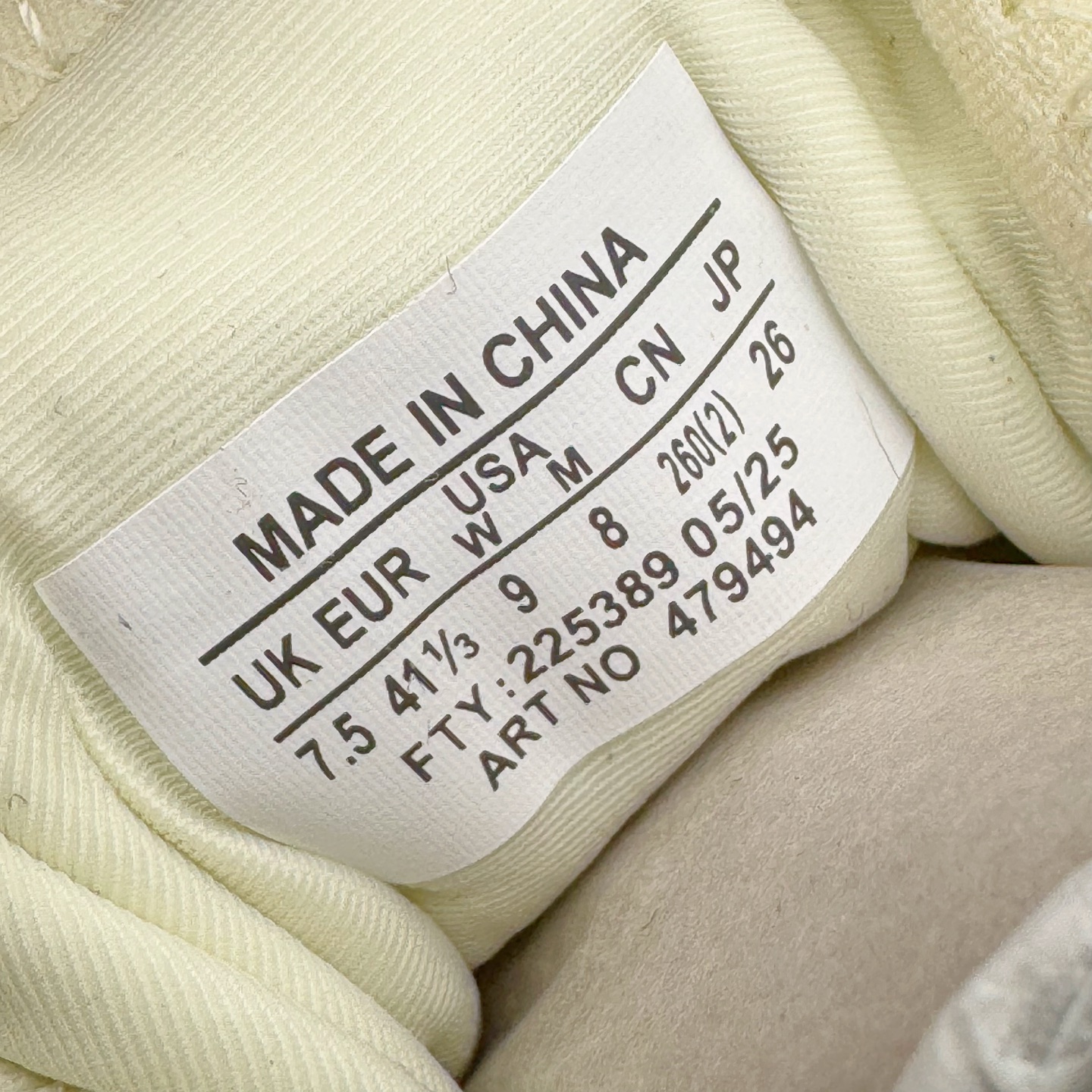 图片[10]-MM6 Maison Margiela x SALOMON XT-6 萨洛蒙联名系列低帮城市越野机能透气休闲运动鞋 鞋舌处附有迷你网眼袋收纳鞋绳以及下方的多色 Logo 标签 接着搭载奶油色 ACS 技术中底以及金色 TPU 塑料部件提升鞋款耐用性 中底与鞋面之间饰有海蓝色条状细节有效增添鞋款层次 最后应用黑色 Contragrip Chevron 外底完成鞋款设计 这次配色颇为高调 两款配色均以绚丽的渐变设计呈现 一款以粉紫渐变主打 另一款以黄绿渐变呈现 视觉效果相当吸睛 鞋面的使用玻璃纤维覆盖物加固 并通过细绳扣系带系统进行锁定 Salomon 的品牌logo 出现在脚后跟和前掌部位 中底虽然偏薄 但非常耐用 与模压塑料ACS 框架以及致密AC2 Muscle 鞋底单元结合 能够提供出色的支撑力和缓冲性 尺码：36 36.5 37.5 38 38.5 39 40 40.5 41 42 42.5 43 44 44.5 45 46.5-选品中心