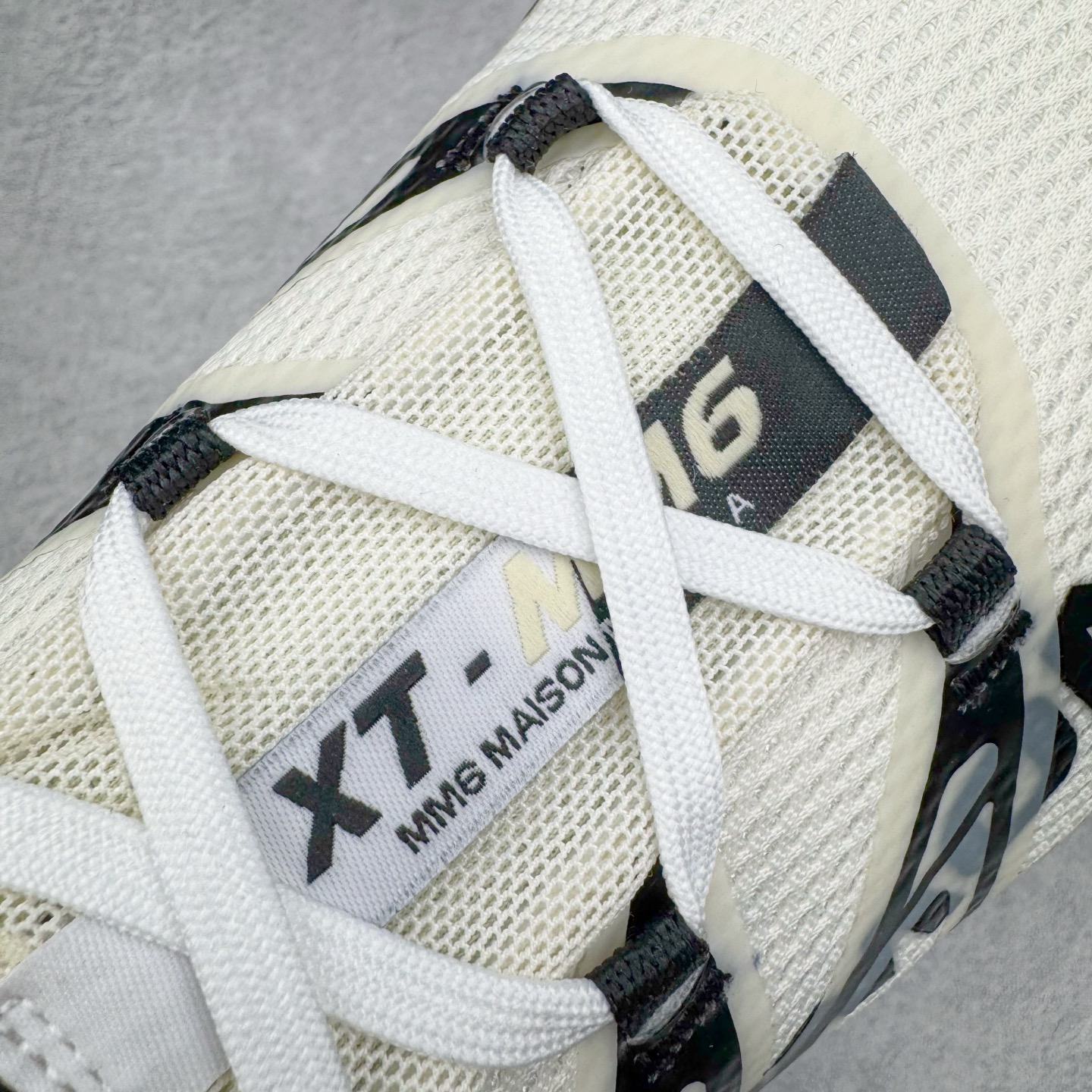 图片[14]-MM6 Maison Margiela x SALOMON XT-6 萨洛蒙联名系列低帮城市越野机能透气休闲运动鞋 鞋舌处附有迷你网眼袋收纳鞋绳以及下方的多色 Logo 标签 接着搭载奶油色 ACS 技术中底以及金色 TPU 塑料部件提升鞋款耐用性 中底与鞋面之间饰有海蓝色条状细节有效增添鞋款层次 最后应用黑色 Contragrip Chevron 外底完成鞋款设计 这次配色颇为高调 两款配色均以绚丽的渐变设计呈现 一款以粉紫渐变主打 另一款以黄绿渐变呈现 视觉效果相当吸睛 鞋面的使用玻璃纤维覆盖物加固 并通过细绳扣系带系统进行锁定 Salomon 的品牌logo 出现在脚后跟和前掌部位 中底虽然偏薄 但非常耐用 与模压塑料ACS 框架以及致密AC2 Muscle 鞋底单元结合 能够提供出色的支撑力和缓冲性 尺码：36 36.5 37.5 38 38.5 39 40 40.5 41 42 42.5 43 44 44.5 45 46.5-选品中心