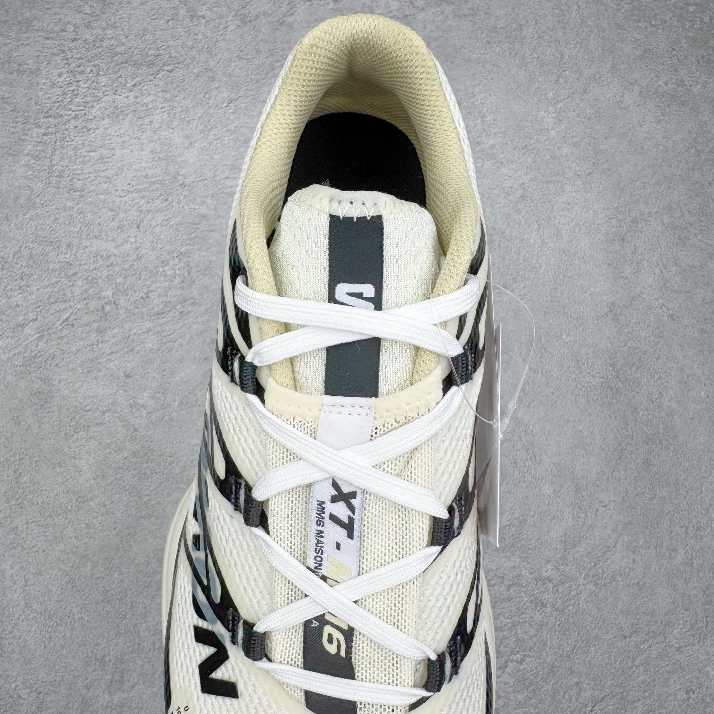 图片[5]-MM6 Maison Margiela x SALOMON XT-6 萨洛蒙联名系列低帮城市越野机能透气休闲运动鞋 鞋舌处附有迷你网眼袋收纳鞋绳以及下方的多色 Logo 标签 接着搭载奶油色 ACS 技术中底以及金色 TPU 塑料部件提升鞋款耐用性 中底与鞋面之间饰有海蓝色条状细节有效增添鞋款层次 最后应用黑色 Contragrip Chevron 外底完成鞋款设计 这次配色颇为高调 两款配色均以绚丽的渐变设计呈现 一款以粉紫渐变主打 另一款以黄绿渐变呈现 视觉效果相当吸睛 鞋面的使用玻璃纤维覆盖物加固 并通过细绳扣系带系统进行锁定 Salomon 的品牌logo 出现在脚后跟和前掌部位 中底虽然偏薄 但非常耐用 与模压塑料ACS 框架以及致密AC2 Muscle 鞋底单元结合 能够提供出色的支撑力和缓冲性 尺码：36 36.5 37.5 38 38.5 39 40 40.5 41 42 42.5 43 44 44.5 45 46.5-选品中心