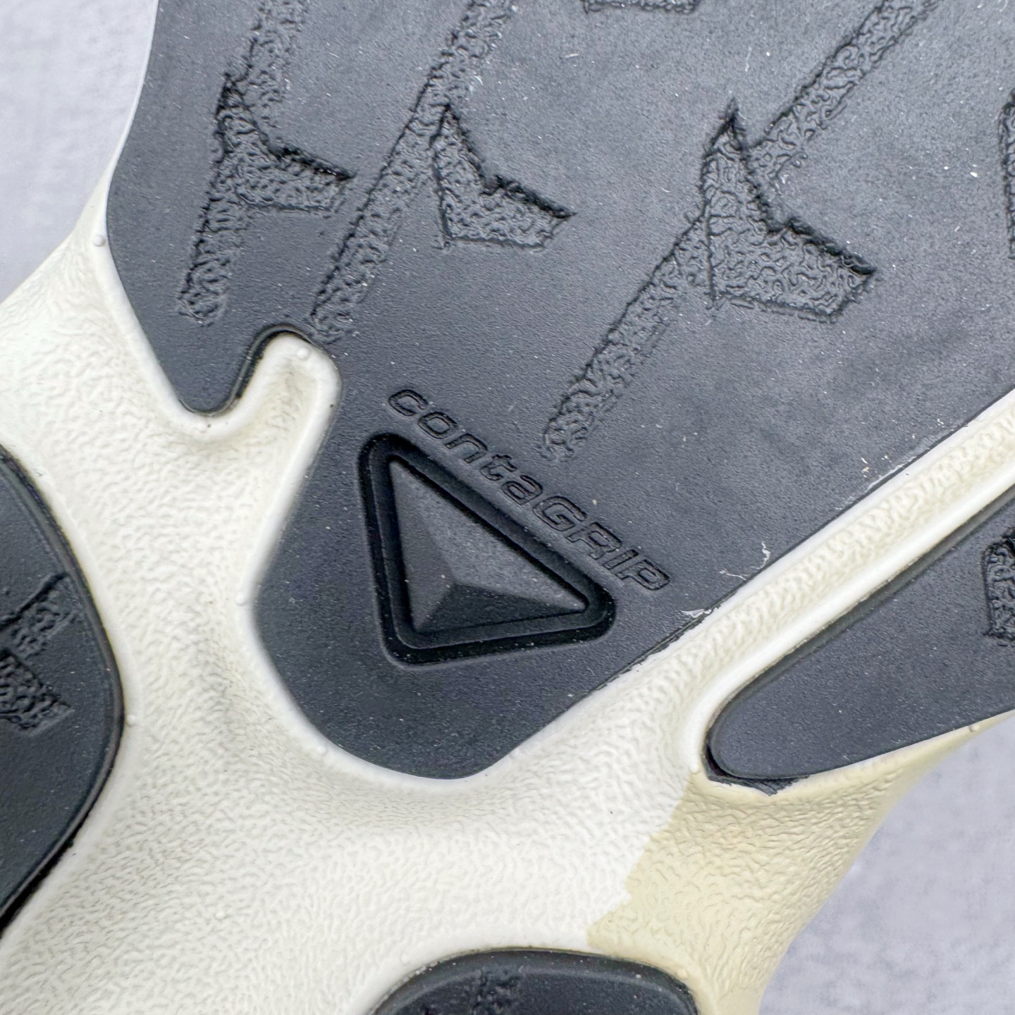 图片[12]-MM6 Maison Margiela x SALOMON XT-6 萨洛蒙联名系列低帮城市越野机能透气休闲运动鞋 鞋舌处附有迷你网眼袋收纳鞋绳以及下方的多色 Logo 标签 接着搭载奶油色 ACS 技术中底以及金色 TPU 塑料部件提升鞋款耐用性 中底与鞋面之间饰有海蓝色条状细节有效增添鞋款层次 最后应用黑色 Contragrip Chevron 外底完成鞋款设计 这次配色颇为高调 两款配色均以绚丽的渐变设计呈现 一款以粉紫渐变主打 另一款以黄绿渐变呈现 视觉效果相当吸睛 鞋面的使用玻璃纤维覆盖物加固 并通过细绳扣系带系统进行锁定 Salomon 的品牌logo 出现在脚后跟和前掌部位 中底虽然偏薄 但非常耐用 与模压塑料ACS 框架以及致密AC2 Muscle 鞋底单元结合 能够提供出色的支撑力和缓冲性 尺码：36 36.5 37.5 38 38.5 39 40 40.5 41 42 42.5 43 44 44.5 45 46.5-选品中心