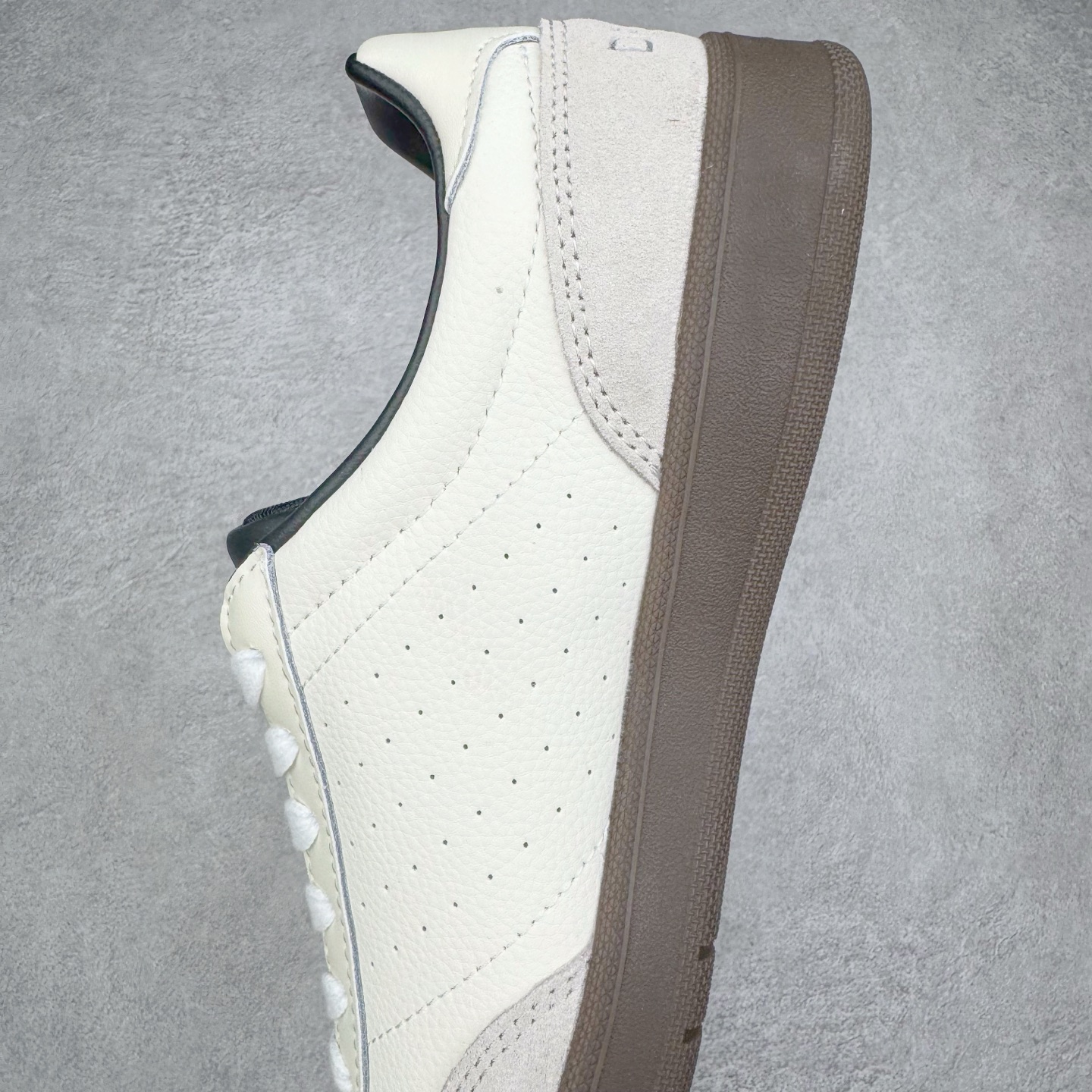 图片[7]-DESCENTE Chron 迪桑特复古拼接 舒适百搭 耐磨低帮生活休闲鞋 是一款集复古与现代于一体的低帮跑步鞋 简洁的牛皮鞋面不仅彰显出时尚的质感 还适用于多种场合的穿搭 这款鞋子的透气性能极佳 轻质弹性鞋底则提供了良好的舒适度和耐磨性 使你在行走或跑步时都能感受到脚底的柔软与支撑 尺码：36 36.5 37.5 38 38.5 39 40 40.5 41 42 42.5 43 44 44.5 45-选品中心