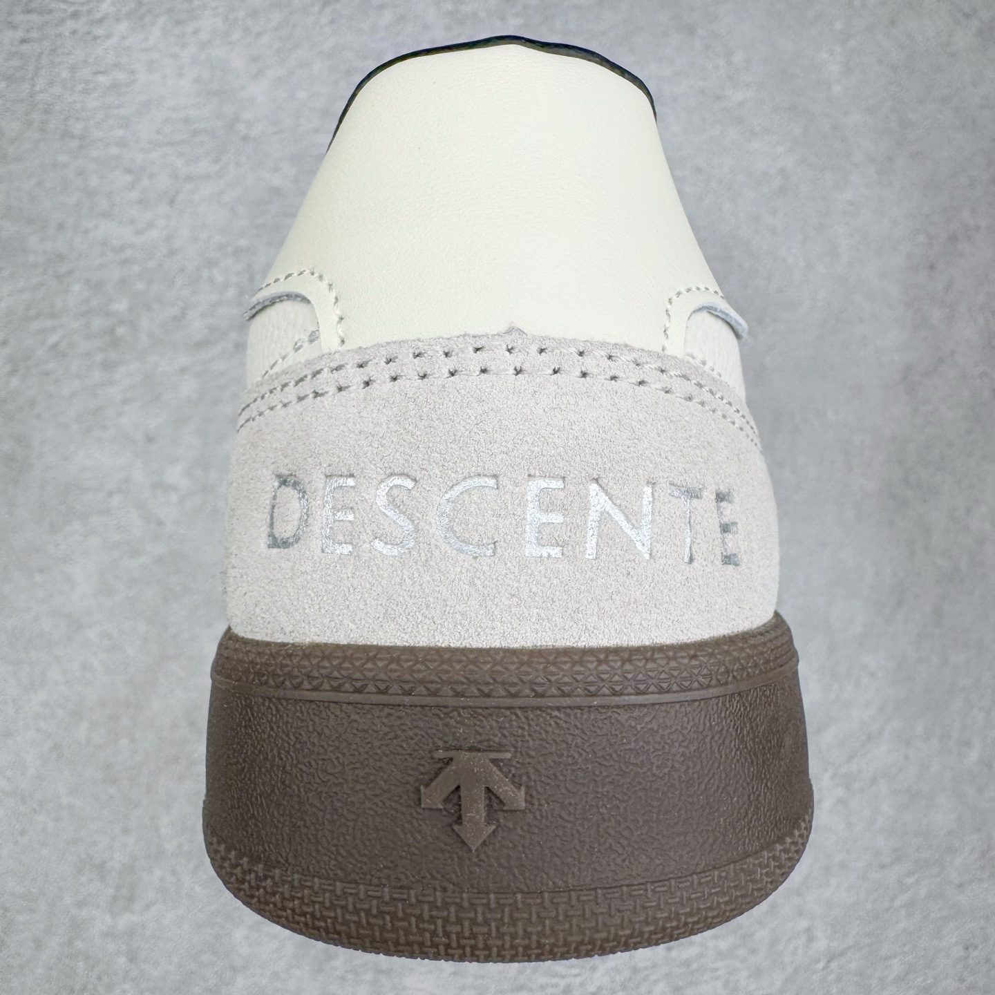 图片[8]-DESCENTE Chron 迪桑特复古拼接 舒适百搭 耐磨低帮生活休闲鞋 是一款集复古与现代于一体的低帮跑步鞋 简洁的牛皮鞋面不仅彰显出时尚的质感 还适用于多种场合的穿搭 这款鞋子的透气性能极佳 轻质弹性鞋底则提供了良好的舒适度和耐磨性 使你在行走或跑步时都能感受到脚底的柔软与支撑 尺码：36 36.5 37.5 38 38.5 39 40 40.5 41 42 42.5 43 44 44.5 45-选品中心