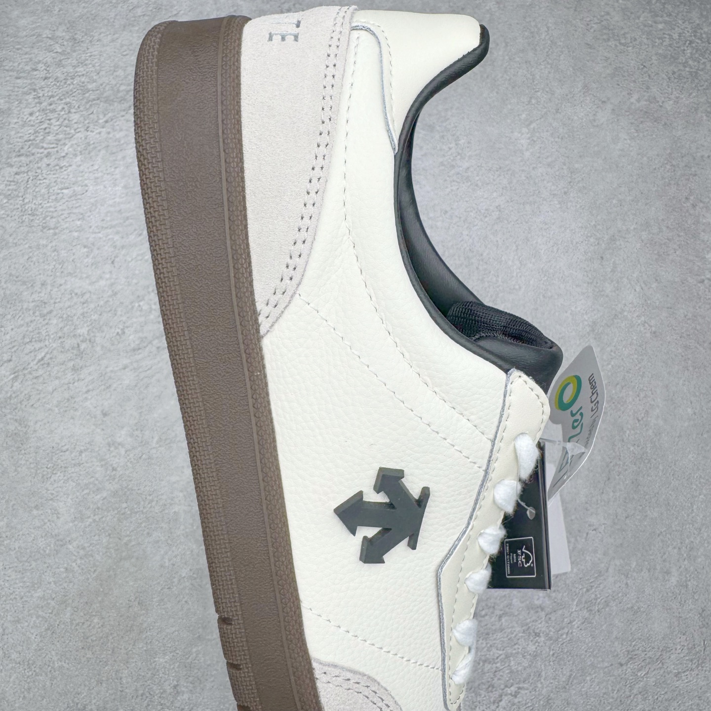 图片[6]-DESCENTE Chron 迪桑特复古拼接 舒适百搭 耐磨低帮生活休闲鞋 是一款集复古与现代于一体的低帮跑步鞋 简洁的牛皮鞋面不仅彰显出时尚的质感 还适用于多种场合的穿搭 这款鞋子的透气性能极佳 轻质弹性鞋底则提供了良好的舒适度和耐磨性 使你在行走或跑步时都能感受到脚底的柔软与支撑 尺码：36 36.5 37.5 38 38.5 39 40 40.5 41 42 42.5 43 44 44.5 45-选品中心