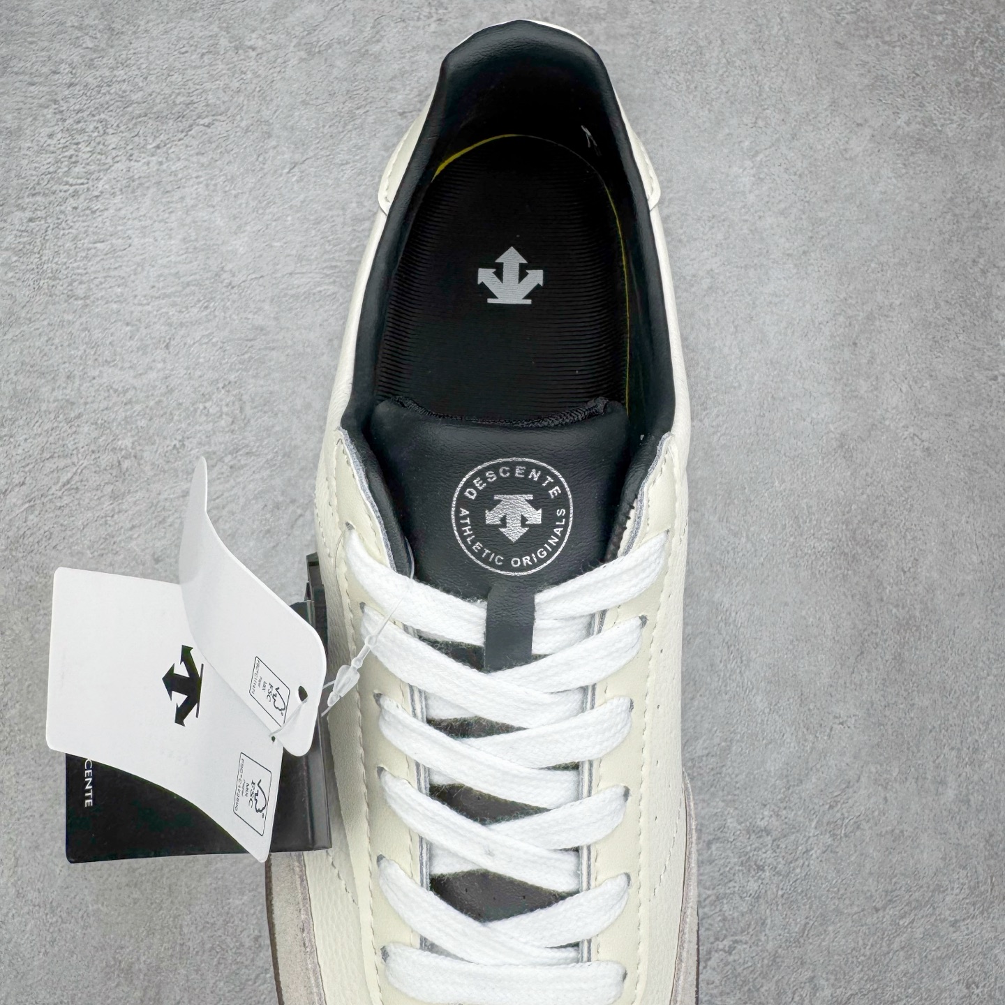 图片[5]-DESCENTE Chron 迪桑特复古拼接 舒适百搭 耐磨低帮生活休闲鞋 是一款集复古与现代于一体的低帮跑步鞋 简洁的牛皮鞋面不仅彰显出时尚的质感 还适用于多种场合的穿搭 这款鞋子的透气性能极佳 轻质弹性鞋底则提供了良好的舒适度和耐磨性 使你在行走或跑步时都能感受到脚底的柔软与支撑 尺码：36 36.5 37.5 38 38.5 39 40 40.5 41 42 42.5 43 44 44.5 45-选品中心