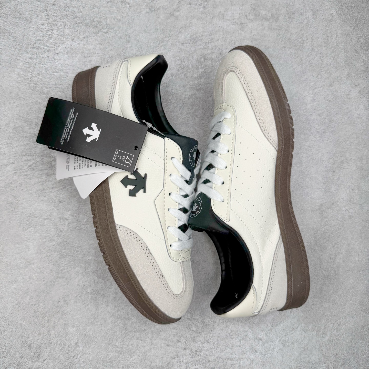 图片[3]-DESCENTE Chron 迪桑特复古拼接 舒适百搭 耐磨低帮生活休闲鞋 是一款集复古与现代于一体的低帮跑步鞋 简洁的牛皮鞋面不仅彰显出时尚的质感 还适用于多种场合的穿搭 这款鞋子的透气性能极佳 轻质弹性鞋底则提供了良好的舒适度和耐磨性 使你在行走或跑步时都能感受到脚底的柔软与支撑 尺码：36 36.5 37.5 38 38.5 39 40 40.5 41 42 42.5 43 44 44.5 45-选品中心