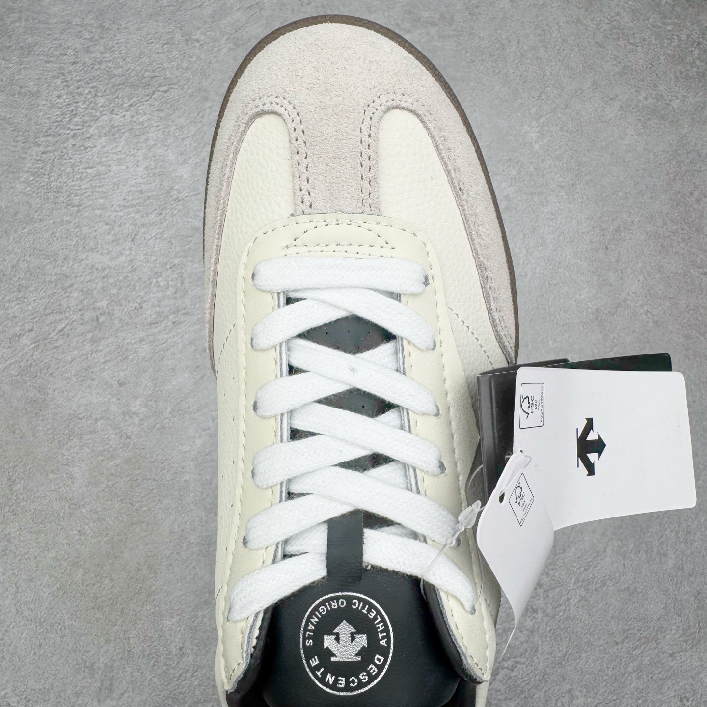 图片[4]-DESCENTE Chron 迪桑特复古拼接 舒适百搭 耐磨低帮生活休闲鞋 是一款集复古与现代于一体的低帮跑步鞋 简洁的牛皮鞋面不仅彰显出时尚的质感 还适用于多种场合的穿搭 这款鞋子的透气性能极佳 轻质弹性鞋底则提供了良好的舒适度和耐磨性 使你在行走或跑步时都能感受到脚底的柔软与支撑 尺码：36 36.5 37.5 38 38.5 39 40 40.5 41 42 42.5 43 44 44.5 45-选品中心