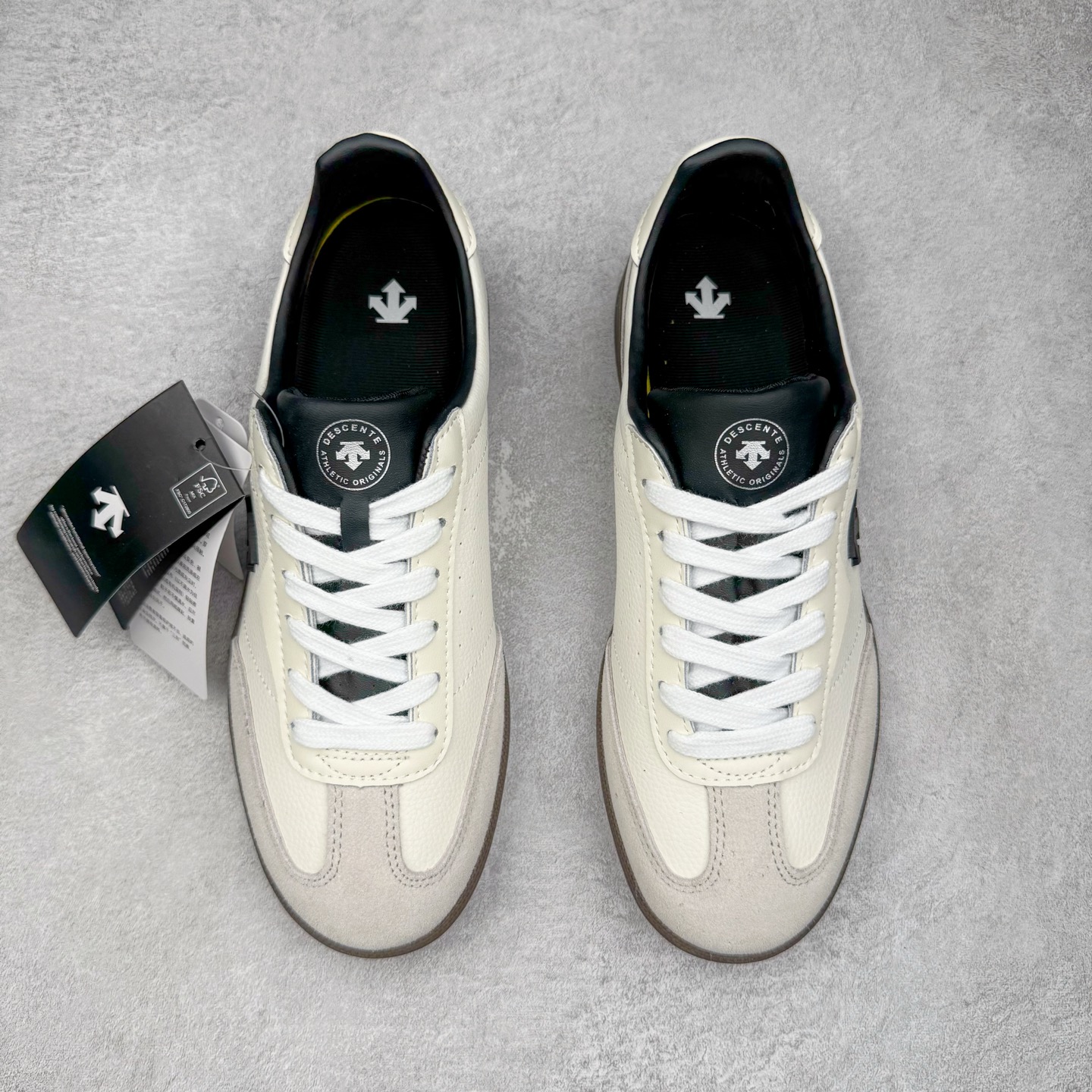 图片[2]-DESCENTE Chron 迪桑特复古拼接 舒适百搭 耐磨低帮生活休闲鞋 是一款集复古与现代于一体的低帮跑步鞋 简洁的牛皮鞋面不仅彰显出时尚的质感 还适用于多种场合的穿搭 这款鞋子的透气性能极佳 轻质弹性鞋底则提供了良好的舒适度和耐磨性 使你在行走或跑步时都能感受到脚底的柔软与支撑 尺码：36 36.5 37.5 38 38.5 39 40 40.5 41 42 42.5 43 44 44.5 45-选品中心