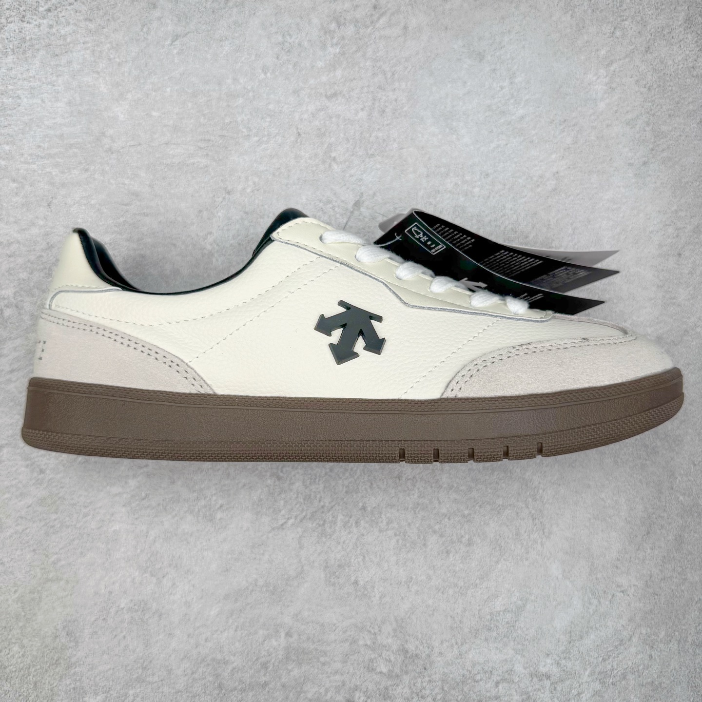 DESCENTE Chron 迪桑特复古拼接 舒适百搭 耐磨低帮生活休闲鞋 是一款集复古与现代于一体的低帮跑步鞋 简洁的牛皮鞋面不仅彰显出时尚的质感 还适用于多种场合的穿搭 这款鞋子的透气性能极佳 轻质弹性鞋底则提供了良好的舒适度和耐磨性 使你在行走或跑步时都能感受到脚底的柔软与支撑 尺码：36 36.5 37.5 38 38.5 39 40 40.5 41 42 42.5 43 44 44.5 45-选品中心