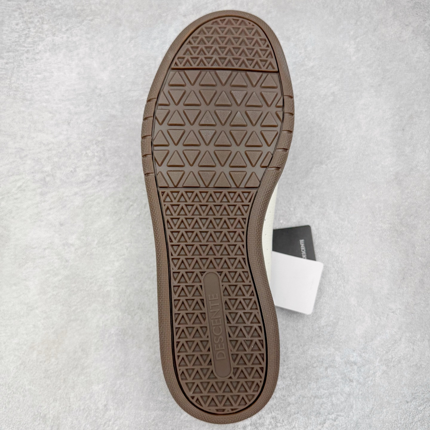 图片[9]-DESCENTE Chron 迪桑特复古拼接 舒适百搭 耐磨低帮生活休闲鞋 是一款集复古与现代于一体的低帮跑步鞋 简洁的牛皮鞋面不仅彰显出时尚的质感 还适用于多种场合的穿搭 这款鞋子的透气性能极佳 轻质弹性鞋底则提供了良好的舒适度和耐磨性 使你在行走或跑步时都能感受到脚底的柔软与支撑 尺码：36 36.5 37.5 38 38.5 39 40 40.5 41 42 42.5 43 44 44.5 45-选品中心