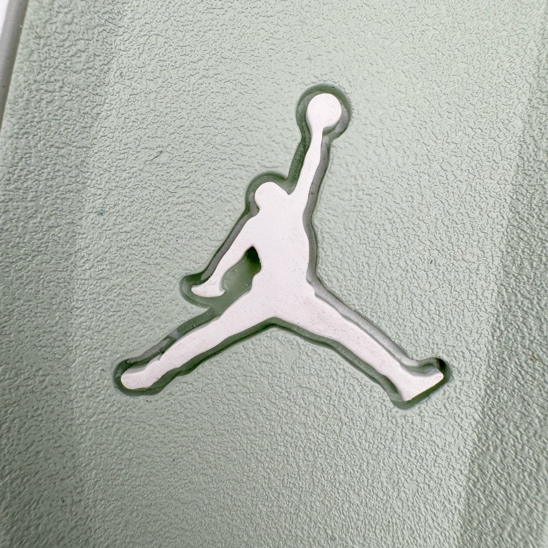 图片[18]-＃Y3纯原福利 Air Jordan AJ4 \\\”Seafoam\\\” 薄荷绿 HV0823-003 市售天花板产物 耗时半年巨作 全套原纸板楦头开发 原厂特供皮料加持 确保原汁原味 完美呈现四代版型 一比一鞋头弧度高度鞋身弧度 数据细节工艺流程均保持原鞋一致 原厂TPU网格鞋带扣 正确内里网布 菱角分明不变形无多余毛边 柔软性质感一致于原鞋 市场唯一原厂鞋扣模具 背面可见隐藏注塑口 原厂织唛标 原厂飞人电绣工艺 尾指中部跳三针 独家绑鞋带手法 印刷中底布 四线拉帮 米色美纹纸贴合固定 进口港宝加持 后跟自然饱满 全鞋荧光划线卡点 追求极致完美 每一双都是工艺品 多重QC质检 超越公司货的品控标准 实实在在的免检产品 尺码对应库存明细‼️-选品中心