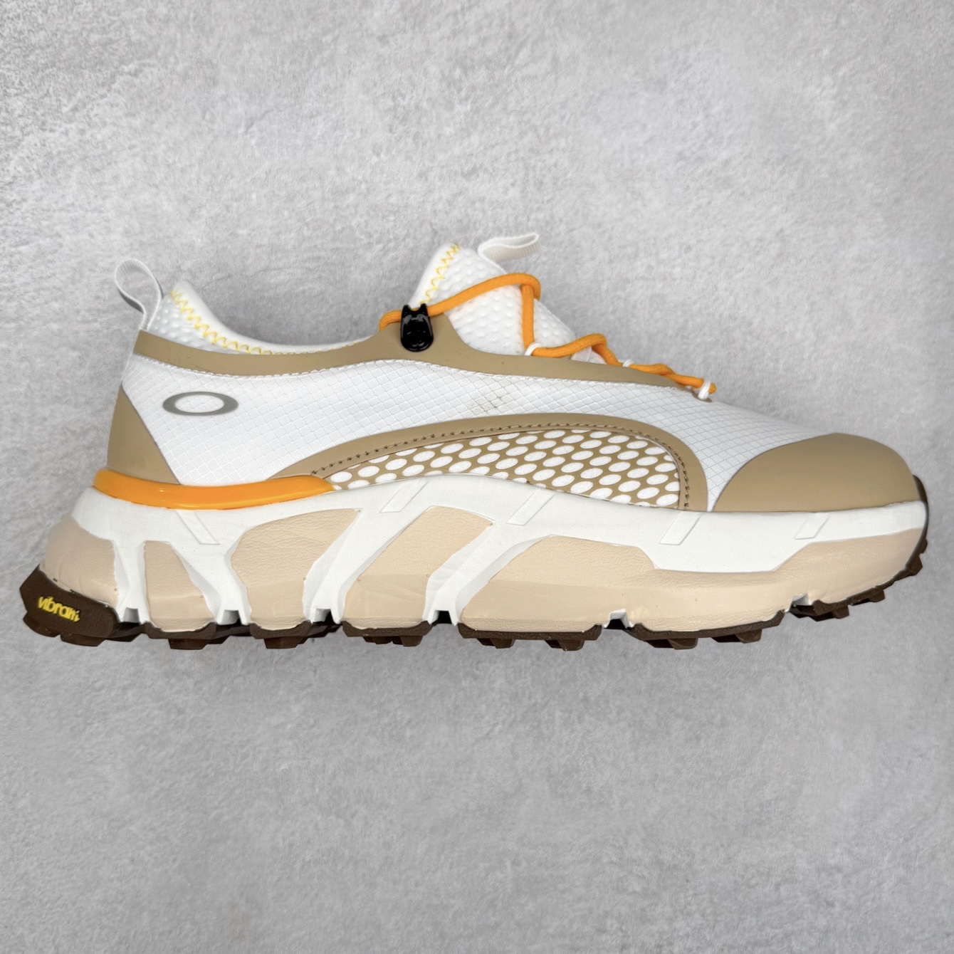 Oakley 欧克利 Light Shield 舒适耐磨防水低帮户外功能鞋 OAKLEY（欧克利）是美国的运动品牌，主攻的是各类功能眼镜，还有休闲装、滑雪、游泳、骑行及田径运动装。现在欧克利已经开始发展军事领域了，主要产的是军靴、手套、护目镜、风镜等。其中运动眼镜是深受运动人士喜爱的，自行车，滑雪，跑步等运动系列。实拍调校N版已经零色差零失真 百分百还原实物色彩所见即所得 不存在货不对板色差等低级问题 选购参考实物拍摄 不混卖不参货 只用心做好货严格选品 承诺混一赔十 尺码：36 36.5 37.5 38 38.5 39 40 40.5 41 42 42.5 43 44 44.5 45-选品中心