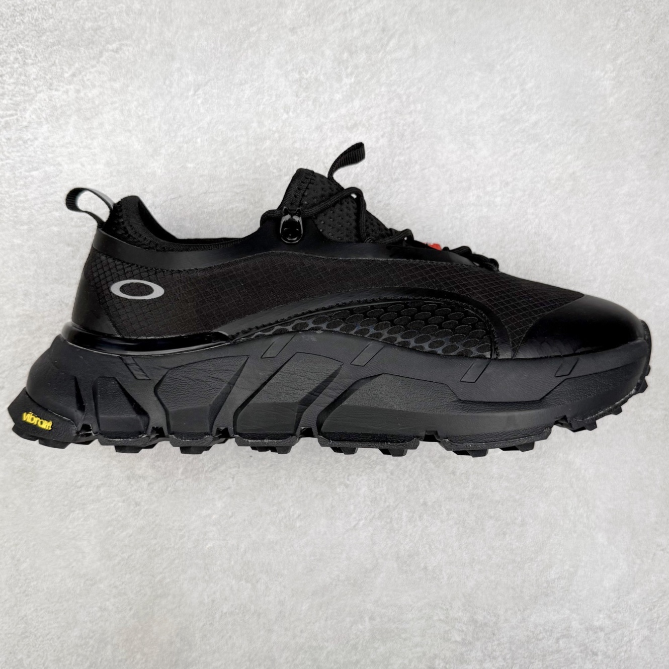 Oakley 欧克利 Light Shield 舒适耐磨防水低帮户外功能鞋 OAKLEY（欧克利）是美国的运动品牌，主攻的是各类功能眼镜，还有休闲装、滑雪、游泳、骑行及田径运动装。现在欧克利已经开始发展军事领域了，主要产的是军靴、手套、护目镜、风镜等。其中运动眼镜是深受运动人士喜爱的，自行车，滑雪，跑步等运动系列。实拍调校N版已经零色差零失真 百分百还原实物色彩所见即所得 不存在货不对板色差等低级问题 选购参考实物拍摄 不混卖不参货 只用心做好货严格选品 承诺混一赔十 尺码：36 36.5 37.5 38 38.5 39 40 40.5 41 42 42.5 43 44 44.5 45-选品中心