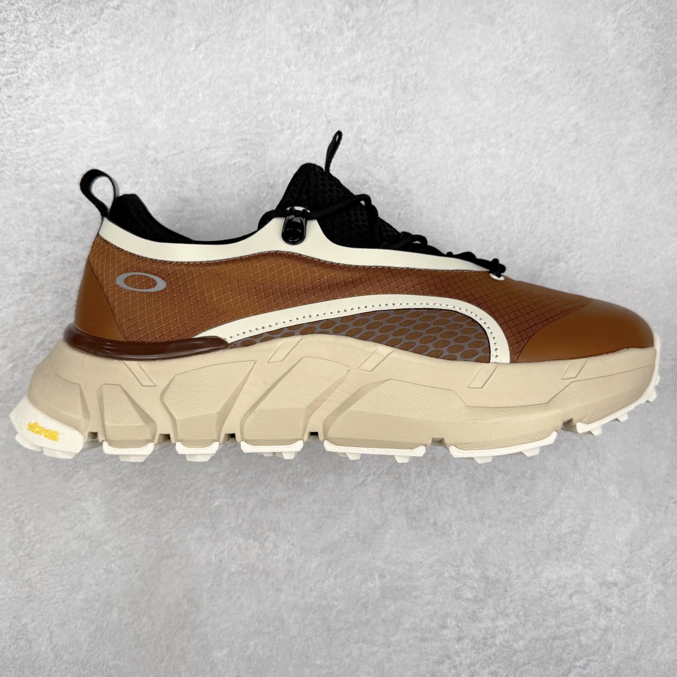 Oakley 欧克利 Light Shield 舒适耐磨防水低帮户外功能鞋 OAKLEY（欧克利）是美国的运动品牌，主攻的是各类功能眼镜，还有休闲装、滑雪、游泳、骑行及田径运动装。现在欧克利已经开始发展军事领域了，主要产的是军靴、手套、护目镜、风镜等。其中运动眼镜是深受运动人士喜爱的，自行车，滑雪，跑步等运动系列。实拍调校N版已经零色差零失真 百分百还原实物色彩所见即所得 不存在货不对板色差等低级问题 选购参考实物拍摄 不混卖不参货 只用心做好货严格选品 承诺混一赔十 尺码：36 36.5 37.5 38 38.5 39 40 40.5 41 42 42.5 43 44 44.5 45-选品中心