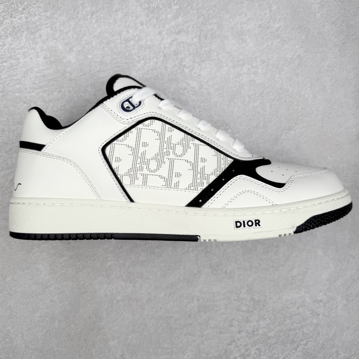 DIOR 迪奥 B27低帮 经典奢侈品休闲运动板鞋 东莞大厂生产 品质货真价实 代购级别 市面顶级版本 Oblique印花电秀 长时售卖 退换率超低这款B27运动鞋是DIOR的经典单品 和迪奥光滑牛皮革精心制作，侧面饰以米色和黑色提花Oblique印花镶边（激光冲孔）搭配CD lcon孔眼，双色橡胶鞋底，鞋舌和后跟处均饰以标志性细节，更显精致，时尚百搭，可为各种造型增光添彩 蓝色 奶油白色和迪奥灰光滑牛皮革 米色和黑色提花面料oblique印花 鞋底和鞋眼饰以DIOR标志 系带开合搭配CD·lcon孔眼网眼织物里料 双色橡胶外底 侧面缝线拼接结构 含防尘袋和一对鞋带 全套意大利正品包装 尺码 35 36 37 38 39 40 41 42 43 44 45 46-选品中心