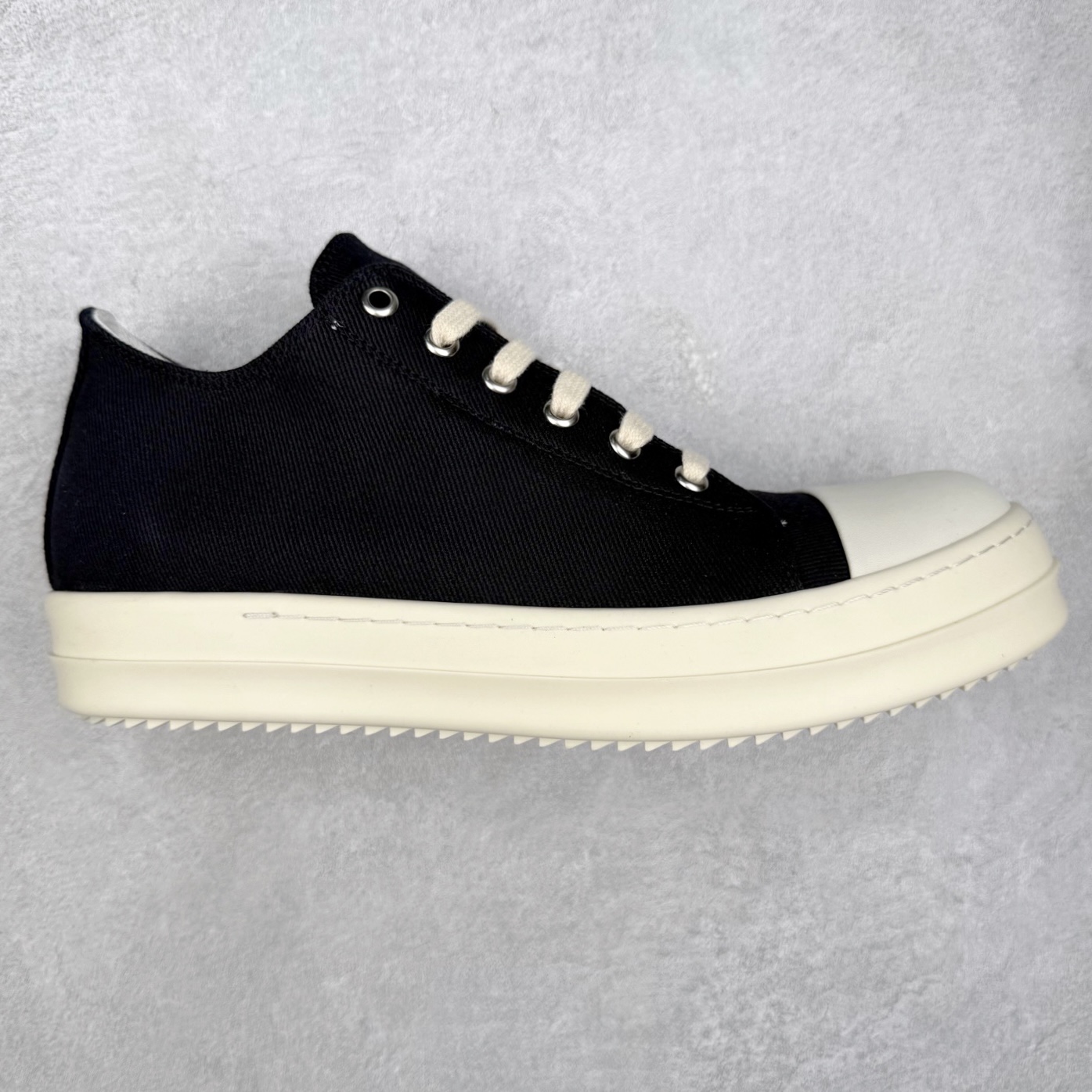 ＃纯原 Rick Owens Edfu 瑞克·欧文斯低帮皮面时尚运动板鞋 最新版底模 drkshdw字体凸出来的 无半点色差 斜纹布的材质和间距都是极致还原 【鞋头采用原版一致工艺 又翘又歪的效果目前这个技术市面上的任何版本都达不到这个效果】【经历了3个半月时间洪师傅带领8人团队终于研究出1-1复刻还原版本 东莞厚街洪师傅是一位有着17年的开板师经验丰富的一位老师傅 一针一孔的研究 私模开发205个走针69个细节一步到位不敢说百分百💯保证有百分之98还原 慢工出细活 好的产品不怕晚 这次的开发针对艺术家 收藏家 高品质的人群 定制品牌logo的拉链 超大一比一规格礼盒装 重达3斤以上 外加定制欧文斯保护盒 配有日文、英文 双语种配件卡片 细节诠释 一件不落 鞋盒翻盖 三标 正面+底部都一一做到 虽然增加不了实质的成本 但是打磨产品的细节 再微小也会还原 尺码：38 39 40 41 42 43 44 45 46-选品中心