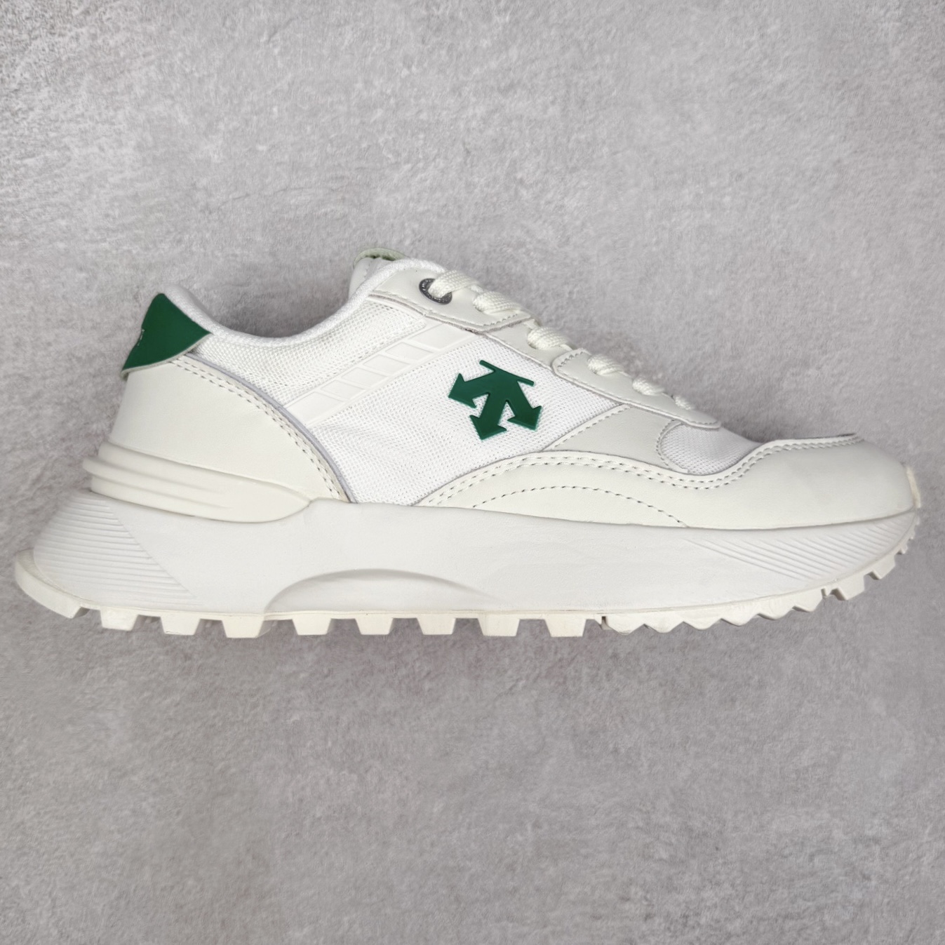 DESCENTE DUALIS 迪桑特都市通勤 DSR 时尚舒适耐磨低帮生活休闲鞋 DESCENTE（迪桑特）创立于1935年，品牌名取自法语词汇，意为“滑降”。品牌箭头标识代表滑雪的三种技术“高速直线滑行”、“穿越”和“侧滑”，也寓意品牌在打造高端专业运动产品中不断追求完美的创新精神，致力于成为中国高端专业滑雪、综训、女子、铁人三项、高尔夫的第一品牌。实拍调校N版已经零色差零失真 百分百还原实物色彩所见即所得 不存在货不对板色差等低级问题 选购参考实物拍摄 不混卖不参货 只用心做好货严格选品 承诺混一赔十 尺码：36 36.5 37.5 38 38.5 39 40 40.5 41 42 42.5 43 44 44.5 45-选品中心