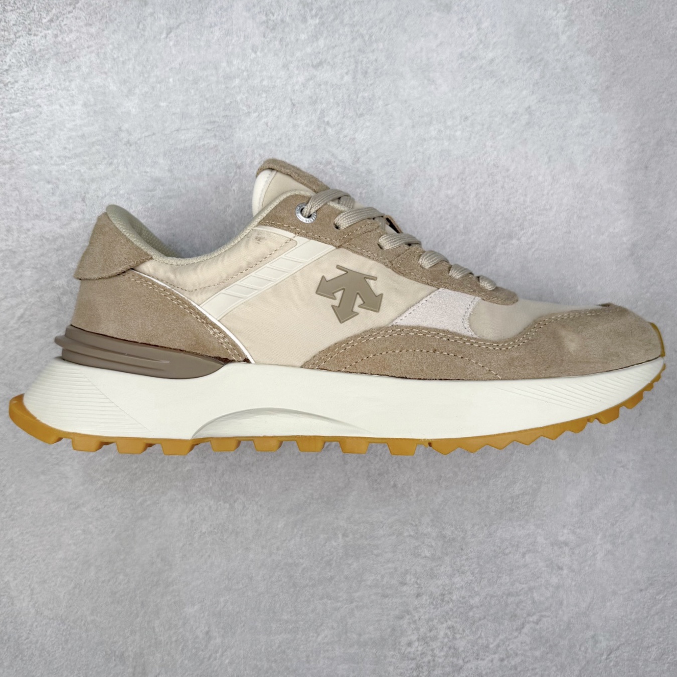 DESCENTE DUALIS 迪桑特都市通勤 DSR 时尚舒适耐磨低帮生活休闲鞋 DESCENTE（迪桑特）创立于1935年，品牌名取自法语词汇，意为“滑降”。品牌箭头标识代表滑雪的三种技术“高速直线滑行”、“穿越”和“侧滑”，也寓意品牌在打造高端专业运动产品中不断追求完美的创新精神，致力于成为中国高端专业滑雪、综训、女子、铁人三项、高尔夫的第一品牌。实拍调校N版已经零色差零失真 百分百还原实物色彩所见即所得 不存在货不对板色差等低级问题 选购参考实物拍摄 不混卖不参货 只用心做好货严格选品 承诺混一赔十 尺码：36 36.5 37.5 38 38.5 39 40 40.5 41 42 42.5 43 44 44.5 45-选品中心