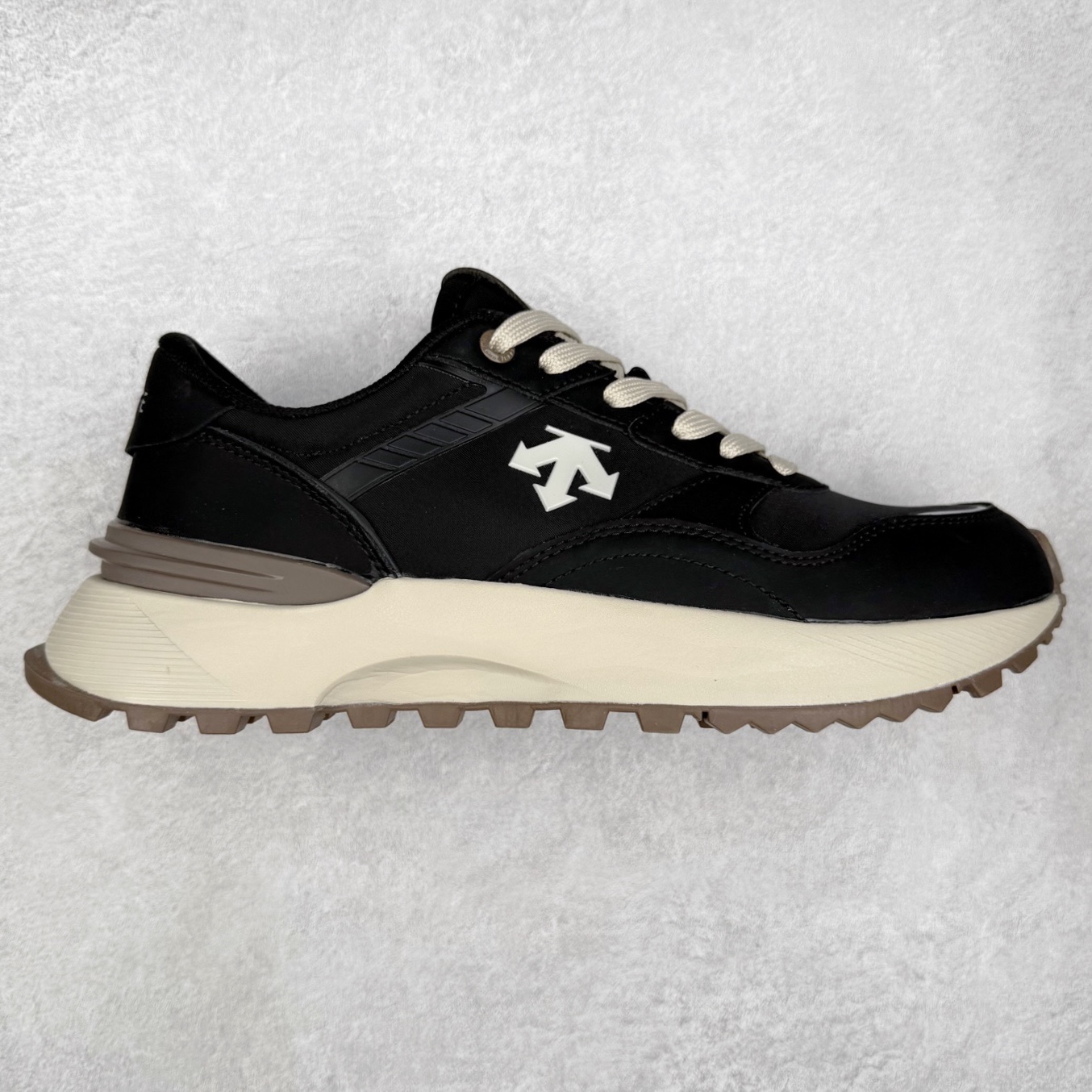 DESCENTE DUALIS 迪桑特都市通勤 DSR 时尚舒适耐磨低帮生活休闲鞋 DESCENTE（迪桑特）创立于1935年，品牌名取自法语词汇，意为“滑降”。品牌箭头标识代表滑雪的三种技术“高速直线滑行”、“穿越”和“侧滑”，也寓意品牌在打造高端专业运动产品中不断追求完美的创新精神，致力于成为中国高端专业滑雪、综训、女子、铁人三项、高尔夫的第一品牌。实拍调校N版已经零色差零失真 百分百还原实物色彩所见即所得 不存在货不对板色差等低级问题 选购参考实物拍摄 不混卖不参货 只用心做好货严格选品 承诺混一赔十 尺码：36 36.5 37.5 38 38.5 39 40 40.5 41 42 42.5 43 44 44.5 45-选品中心