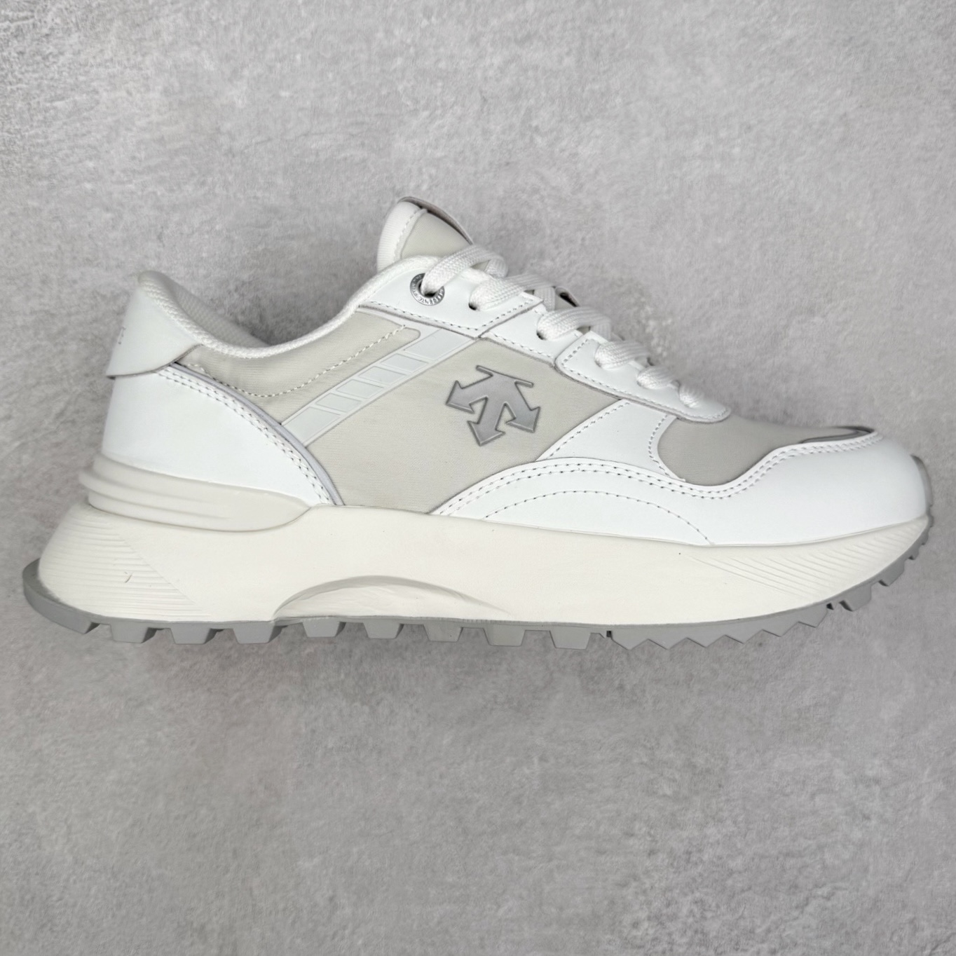 DESCENTE DUALIS 迪桑特都市通勤 DSR 时尚舒适耐磨低帮生活休闲鞋 DESCENTE（迪桑特）创立于1935年，品牌名取自法语词汇，意为“滑降”。品牌箭头标识代表滑雪的三种技术“高速直线滑行”、“穿越”和“侧滑”，也寓意品牌在打造高端专业运动产品中不断追求完美的创新精神，致力于成为中国高端专业滑雪、综训、女子、铁人三项、高尔夫的第一品牌。实拍调校N版已经零色差零失真 百分百还原实物色彩所见即所得 不存在货不对板色差等低级问题 选购参考实物拍摄 不混卖不参货 只用心做好货严格选品 承诺混一赔十 尺码：36 36.5 37.5 38 38.5 39 40 40.5 41 42 42.5 43 44 44.5 45-选品中心