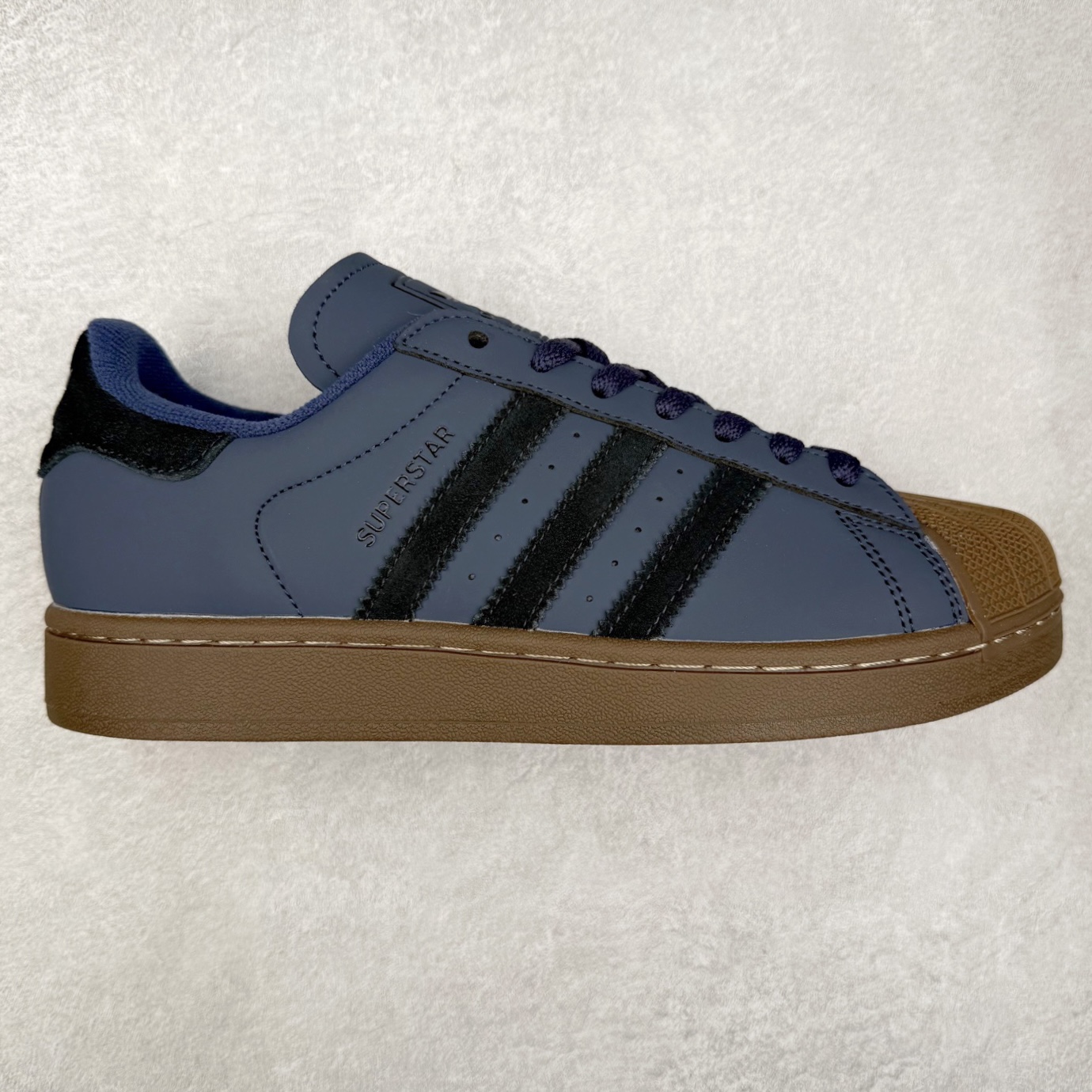 AD Originals Superstar 经典复古贝壳头板鞋 JQ3226 诞生于1969年 是第一双将全皮面鞋 身与橡胶鞋头结合在一起的低帮篮球鞋 Superstar最开始 是作为高帮篮球鞋Pro Model的低帮版本而出现的 但因为其独特和醒目的橡胶鞋头造型而让大家熟知 被大家形象地称为\\\