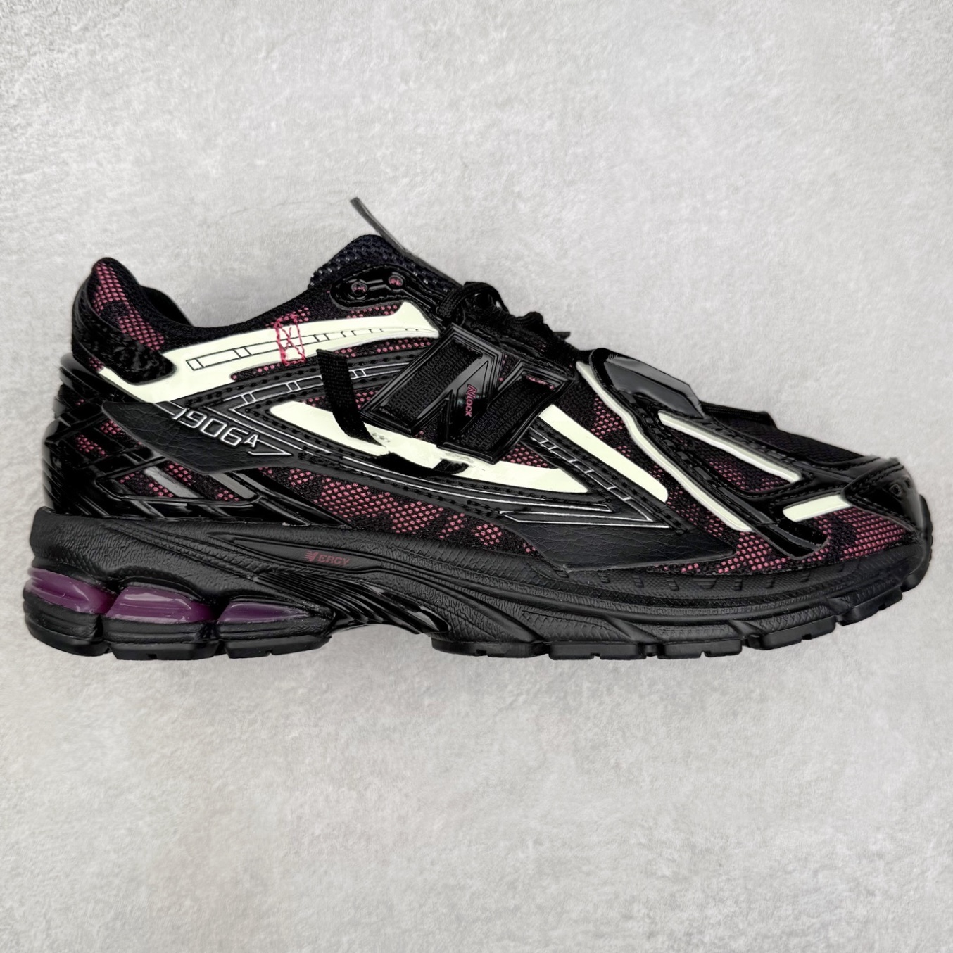 New Balance M1906R NB新百伦系列复古老爹风休闲运动慢跑鞋 日韩出口特供订单 全网最全配色 配套商长期套现长期补货 全新货品 正常出厂触屏不到的单价 超级跑量款 全套原楦原纸板原厂数据开发 进口三明治网面 原装进口翻毛皮料正确绒感卡色 正确中底拉帮中底网布细节 采用轻质牛剖革拼接透气网眼衬垫织物鞋面材质 T-Beam大底提供足步弓支撑 保持步态稳定 后跟搭载外露缓震胶 鞋身整体以各种深浅不一的灰色覆盖 鞋头以淡蓝色调装饰 网眼衬垫通过不规律的色块实现做旧的美感 泛黄的鞋底更是进一步增添了复古气息 尺码：36 37 37.5 38 38.5 39.5 40 40.5 41.5 42 42.5 43 44 45-选品中心