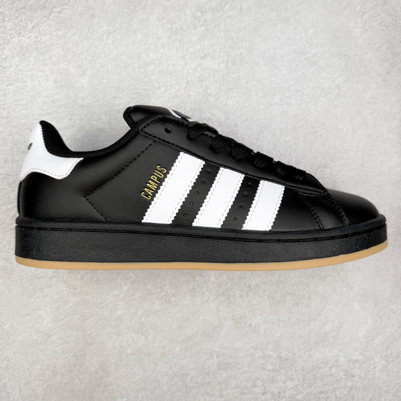 ＃C版纯原 AD Originals Campus 00s 学院系列面包风经典复古低帮百搭休闲运动板鞋 原鞋开发 正确版型 市面唯一全鞋采用原厂头层SD皮料 正确宽版鞋盒 清洁度完美 诠释最高工艺 这次 Originals 选择了以经典复古鞋型 Campus 为蓝本打造全新面包鞋 这款鞋型联名不断 冠希当年对它更是钟爱有加 论牌面丝毫不输贝壳头、Forum 等大热鞋型 这次 Campus 一改 80 年代的瘦长造型 鞋舌、鞋身、鞋底甚至细节都变大了 营造出千禧年前后流行的面包鞋宽大廓形 因此鞋名改为 Campus 00s 鞋身采用绒面皮料搭配白色常规皮革 质感上还是延续了经典 Campus 的设计 鞋舌填充更加饱满 让鞋款整体看起来更加圆润 搭配上这款浅蓝配色 「蓝胖子」造型真的很可爱 鞋舌还加入了与以往 Campus 不同的全新三叶草 Logo 令造型更具千禧气息 鞋带也采用了加宽的设计 如果你不喜欢 这次还附送了传统鞋带可以替换 鞋底采用了米黄做旧设计 凸显鞋款的复古年代感 除了清新可人的浅蓝配色 还有一款酷灰配色 造型更加硬朗复古 而且相比浅蓝配色更加耐脏 尺码：36 36⅔ 37⅓ 38 38⅔ 39⅓ 40 40⅔ 41⅓ 42 42⅔ 43⅓ 44 44 ⅓ 45-选品中心