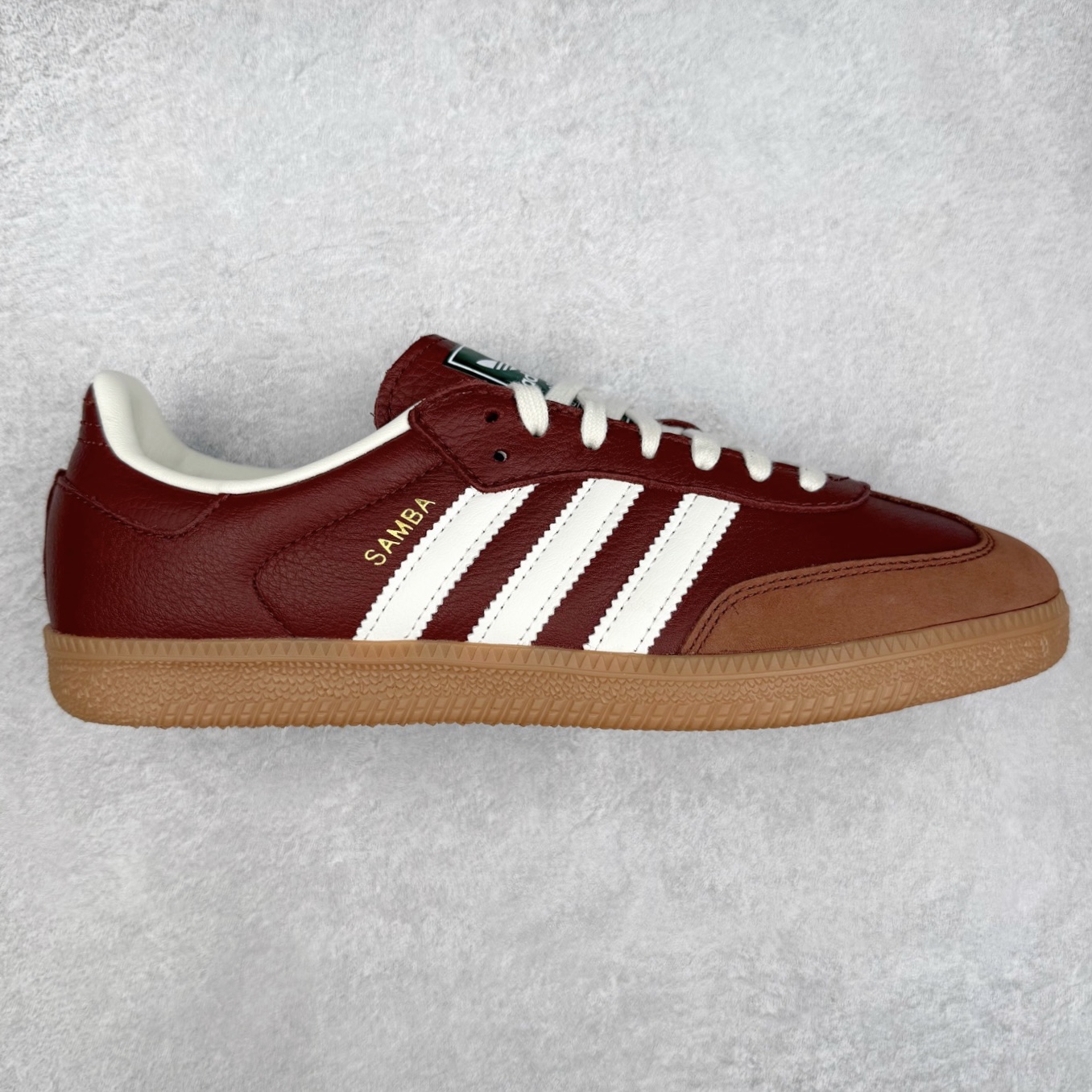 AD Original Samba OG 复古经典轻便板鞋 JR0892 口碑大厂出品 品控大底版型不断改良更新 全套原纸板楦头开发 确保原汁原味 完美呈现桑巴版型 一比一鞋头弧度高度鞋身弧度 此版本只针对中端市场 皮料材质有所更替 其他数据细节工艺流程均保持一致 绝不口嗨 细节品控鞋型随意对比 正确烫金高频细节 原装纳米超迁皮料 独家私模橡胶大底 原盒原配 这款桑巴鞋展示了高质量的工艺 带有装饰的超锁缝制和无缝的手感 柔软、柔软的皮革造型和标志性的3条纹完成了精致的外观 正规合身鞋带 鞋面上有绒面鞋垫 橡胶鞋底 享受正畸套筒软感 自50年代首次亮相以来就一直在赢得粉丝的青睐 尺码：35.5 36 36.5 37.5 38 38.5 39 40 40.5 41 42 42.5 43 44 44.5 45-选品中心