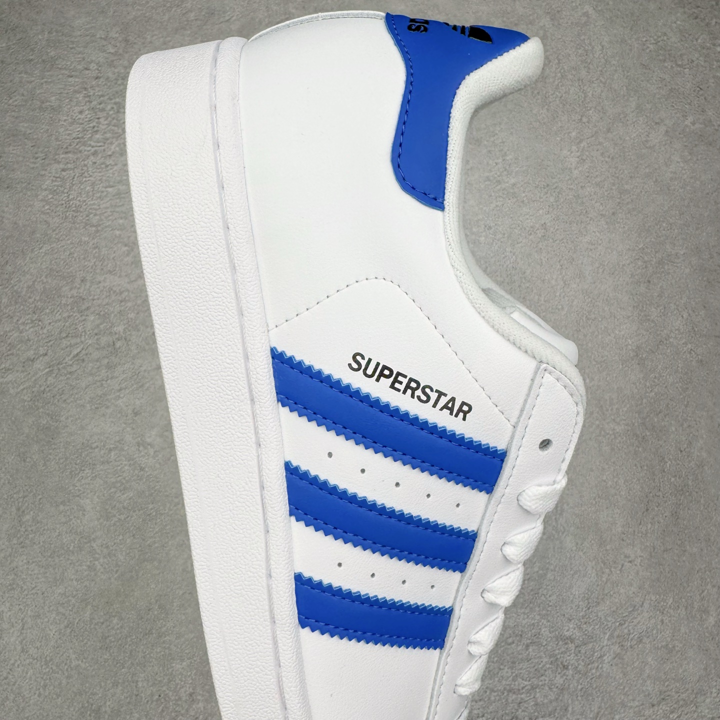 图片[6]-＃XP纯原套现福利 AD Originals Superstar 经典复古贝壳头板鞋 JQ4729 诞生于1969年 是第一双将全皮面鞋 身与橡胶鞋头结合在一起的低帮篮球鞋 Superstar最开始 是作为高帮篮球鞋Pro Model的低帮版本而出现的 但因为其独特和醒目的橡胶鞋头造型而让大家熟知 被大家形象地称为\\\”shelltoe\\\”贝壳头 在70年代的美国职业篮球场上 接近3/4的NBA球员都将这双Superstar作为场上用鞋 80年代之后 经过不断的改良和发展 Superstar逐渐成为横跨时装、音乐、街头文化、休闲和运动等各大领域的时尚潮鞋 尺码：36 36.5 37 38 38.5 39 40 40.5 41 42 42.5 43 44 44.5 45-选品中心