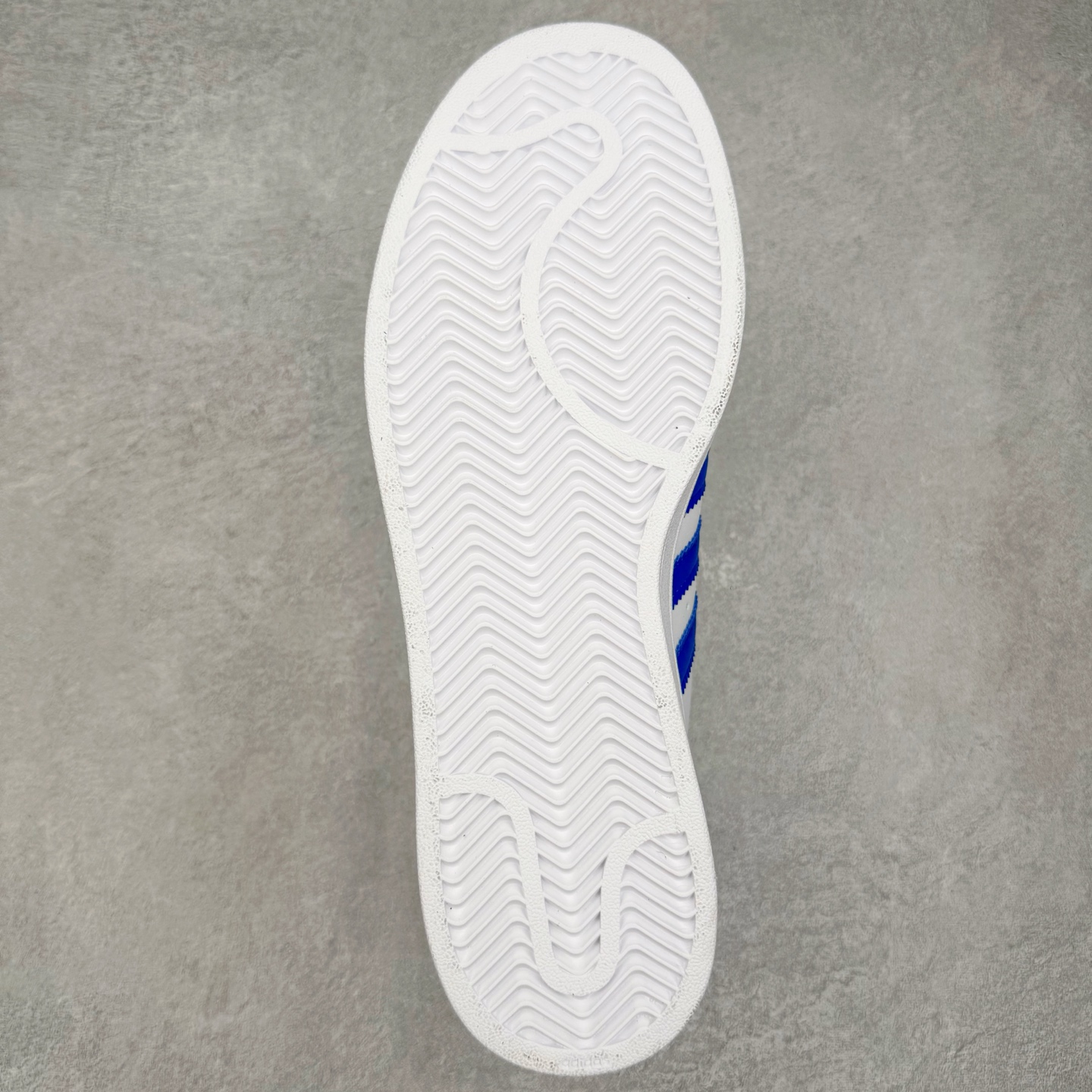 图片[9]-＃XP纯原套现福利 AD Originals Superstar 经典复古贝壳头板鞋 JQ4729 诞生于1969年 是第一双将全皮面鞋 身与橡胶鞋头结合在一起的低帮篮球鞋 Superstar最开始 是作为高帮篮球鞋Pro Model的低帮版本而出现的 但因为其独特和醒目的橡胶鞋头造型而让大家熟知 被大家形象地称为\\\”shelltoe\\\”贝壳头 在70年代的美国职业篮球场上 接近3/4的NBA球员都将这双Superstar作为场上用鞋 80年代之后 经过不断的改良和发展 Superstar逐渐成为横跨时装、音乐、街头文化、休闲和运动等各大领域的时尚潮鞋 尺码：36 36.5 37 38 38.5 39 40 40.5 41 42 42.5 43 44 44.5 45-选品中心