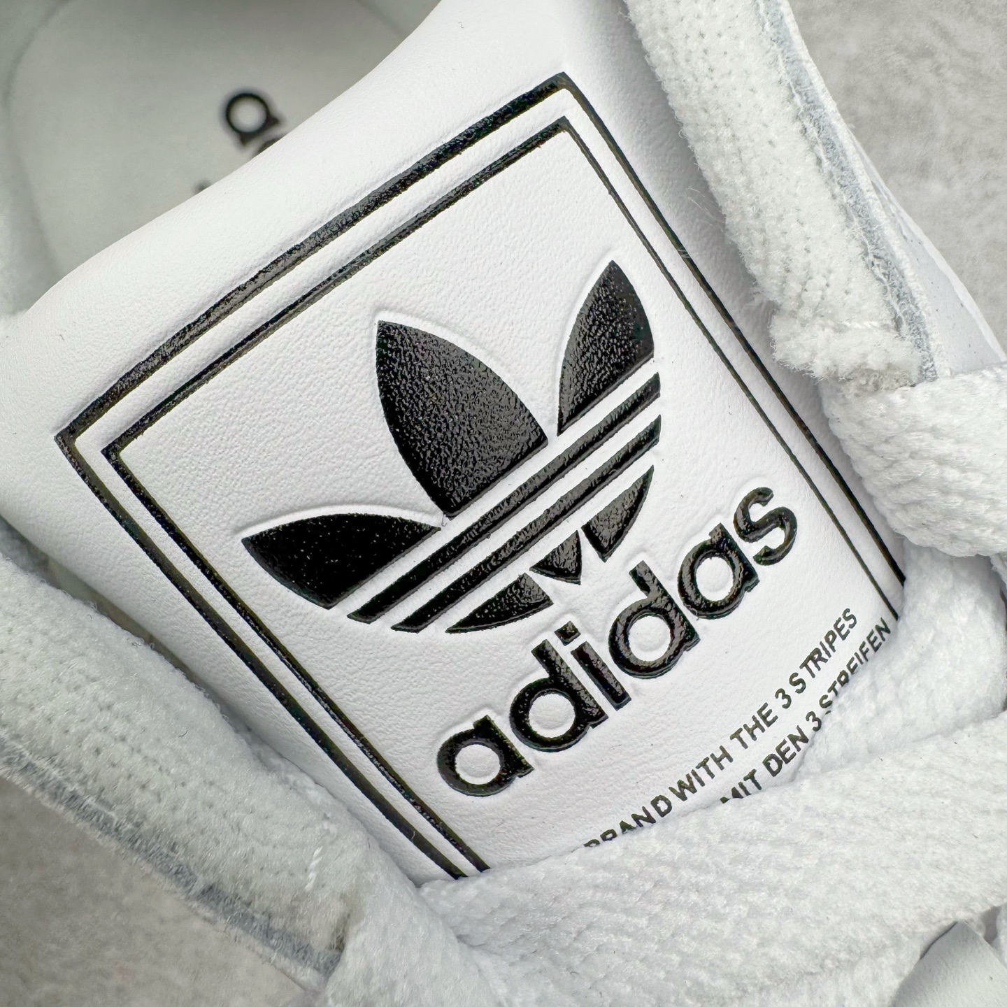 图片[12]-＃XP纯原套现福利 AD Originals Superstar 经典复古贝壳头板鞋 JQ4729 诞生于1969年 是第一双将全皮面鞋 身与橡胶鞋头结合在一起的低帮篮球鞋 Superstar最开始 是作为高帮篮球鞋Pro Model的低帮版本而出现的 但因为其独特和醒目的橡胶鞋头造型而让大家熟知 被大家形象地称为\\\”shelltoe\\\”贝壳头 在70年代的美国职业篮球场上 接近3/4的NBA球员都将这双Superstar作为场上用鞋 80年代之后 经过不断的改良和发展 Superstar逐渐成为横跨时装、音乐、街头文化、休闲和运动等各大领域的时尚潮鞋 尺码：36 36.5 37 38 38.5 39 40 40.5 41 42 42.5 43 44 44.5 45-选品中心