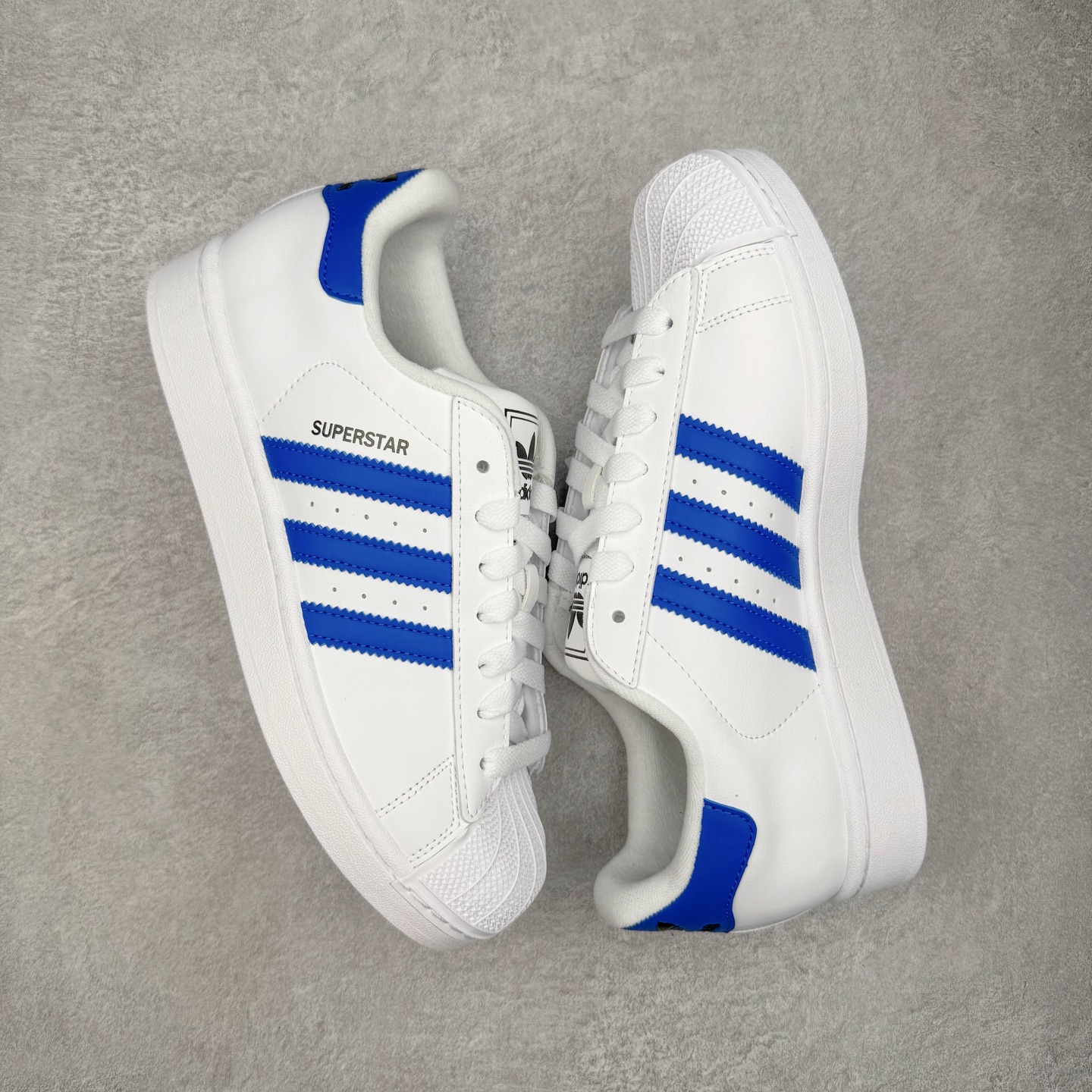 图片[3]-＃XP纯原套现福利 AD Originals Superstar 经典复古贝壳头板鞋 JQ4729 诞生于1969年 是第一双将全皮面鞋 身与橡胶鞋头结合在一起的低帮篮球鞋 Superstar最开始 是作为高帮篮球鞋Pro Model的低帮版本而出现的 但因为其独特和醒目的橡胶鞋头造型而让大家熟知 被大家形象地称为\\\”shelltoe\\\”贝壳头 在70年代的美国职业篮球场上 接近3/4的NBA球员都将这双Superstar作为场上用鞋 80年代之后 经过不断的改良和发展 Superstar逐渐成为横跨时装、音乐、街头文化、休闲和运动等各大领域的时尚潮鞋 尺码：36 36.5 37 38 38.5 39 40 40.5 41 42 42.5 43 44 44.5 45-选品中心