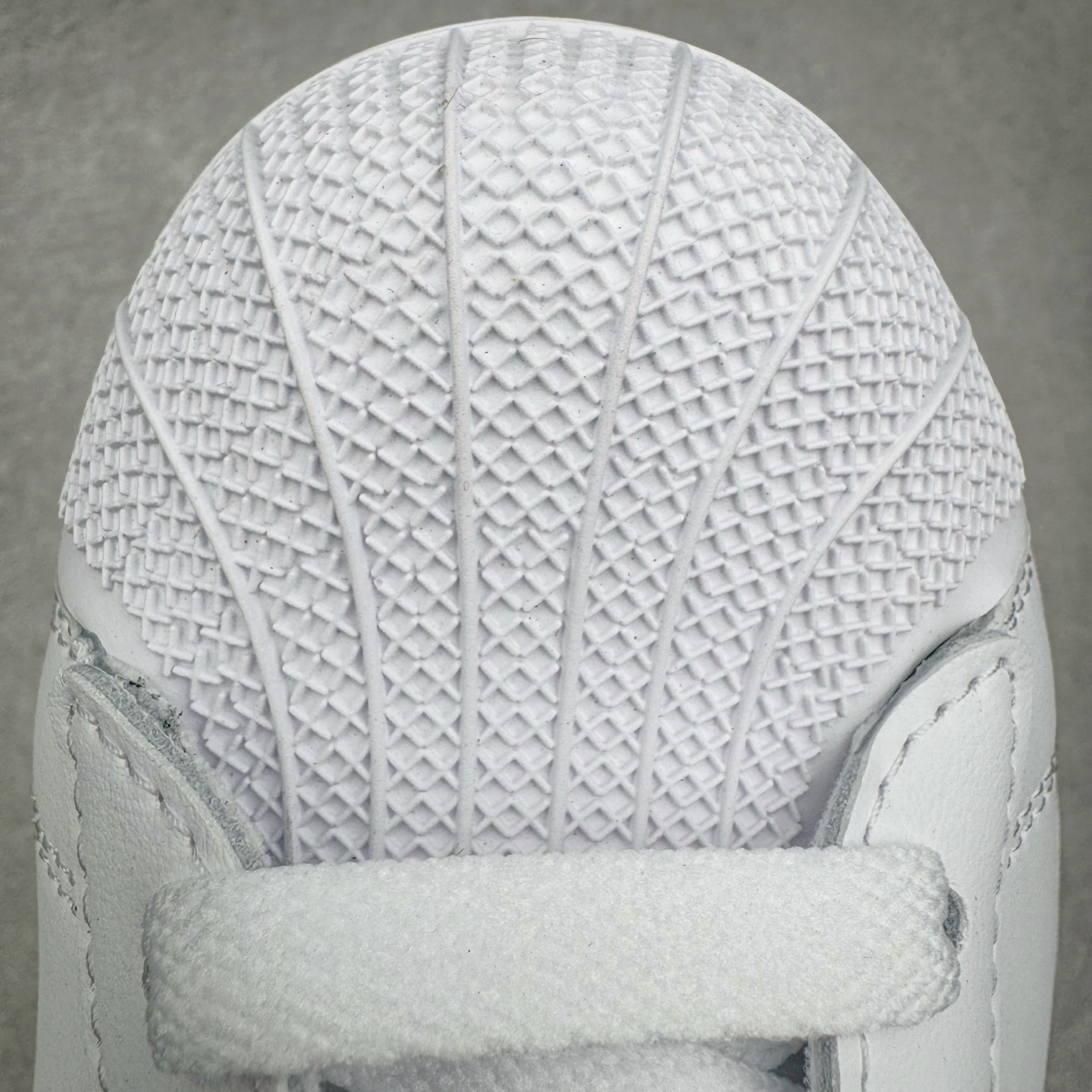 图片[13]-＃XP纯原套现福利 AD Originals Superstar 经典复古贝壳头板鞋 JQ4729 诞生于1969年 是第一双将全皮面鞋 身与橡胶鞋头结合在一起的低帮篮球鞋 Superstar最开始 是作为高帮篮球鞋Pro Model的低帮版本而出现的 但因为其独特和醒目的橡胶鞋头造型而让大家熟知 被大家形象地称为\\\”shelltoe\\\”贝壳头 在70年代的美国职业篮球场上 接近3/4的NBA球员都将这双Superstar作为场上用鞋 80年代之后 经过不断的改良和发展 Superstar逐渐成为横跨时装、音乐、街头文化、休闲和运动等各大领域的时尚潮鞋 尺码：36 36.5 37 38 38.5 39 40 40.5 41 42 42.5 43 44 44.5 45-选品中心