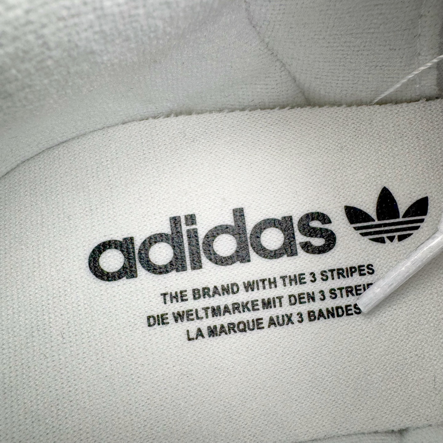 图片[11]-＃XP纯原套现福利 AD Originals Superstar 经典复古贝壳头板鞋 JQ4729 诞生于1969年 是第一双将全皮面鞋 身与橡胶鞋头结合在一起的低帮篮球鞋 Superstar最开始 是作为高帮篮球鞋Pro Model的低帮版本而出现的 但因为其独特和醒目的橡胶鞋头造型而让大家熟知 被大家形象地称为\\\”shelltoe\\\”贝壳头 在70年代的美国职业篮球场上 接近3/4的NBA球员都将这双Superstar作为场上用鞋 80年代之后 经过不断的改良和发展 Superstar逐渐成为横跨时装、音乐、街头文化、休闲和运动等各大领域的时尚潮鞋 尺码：36 36.5 37 38 38.5 39 40 40.5 41 42 42.5 43 44 44.5 45-选品中心