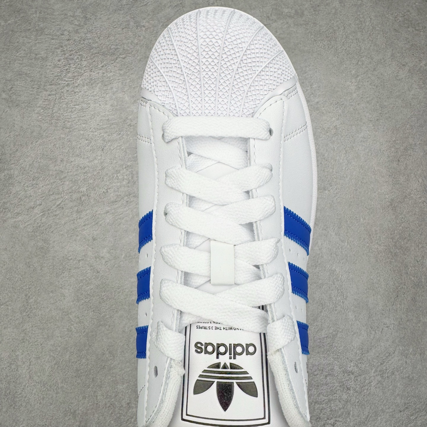 图片[4]-＃XP纯原套现福利 AD Originals Superstar 经典复古贝壳头板鞋 JQ4729 诞生于1969年 是第一双将全皮面鞋 身与橡胶鞋头结合在一起的低帮篮球鞋 Superstar最开始 是作为高帮篮球鞋Pro Model的低帮版本而出现的 但因为其独特和醒目的橡胶鞋头造型而让大家熟知 被大家形象地称为\\\”shelltoe\\\”贝壳头 在70年代的美国职业篮球场上 接近3/4的NBA球员都将这双Superstar作为场上用鞋 80年代之后 经过不断的改良和发展 Superstar逐渐成为横跨时装、音乐、街头文化、休闲和运动等各大领域的时尚潮鞋 尺码：36 36.5 37 38 38.5 39 40 40.5 41 42 42.5 43 44 44.5 45-选品中心