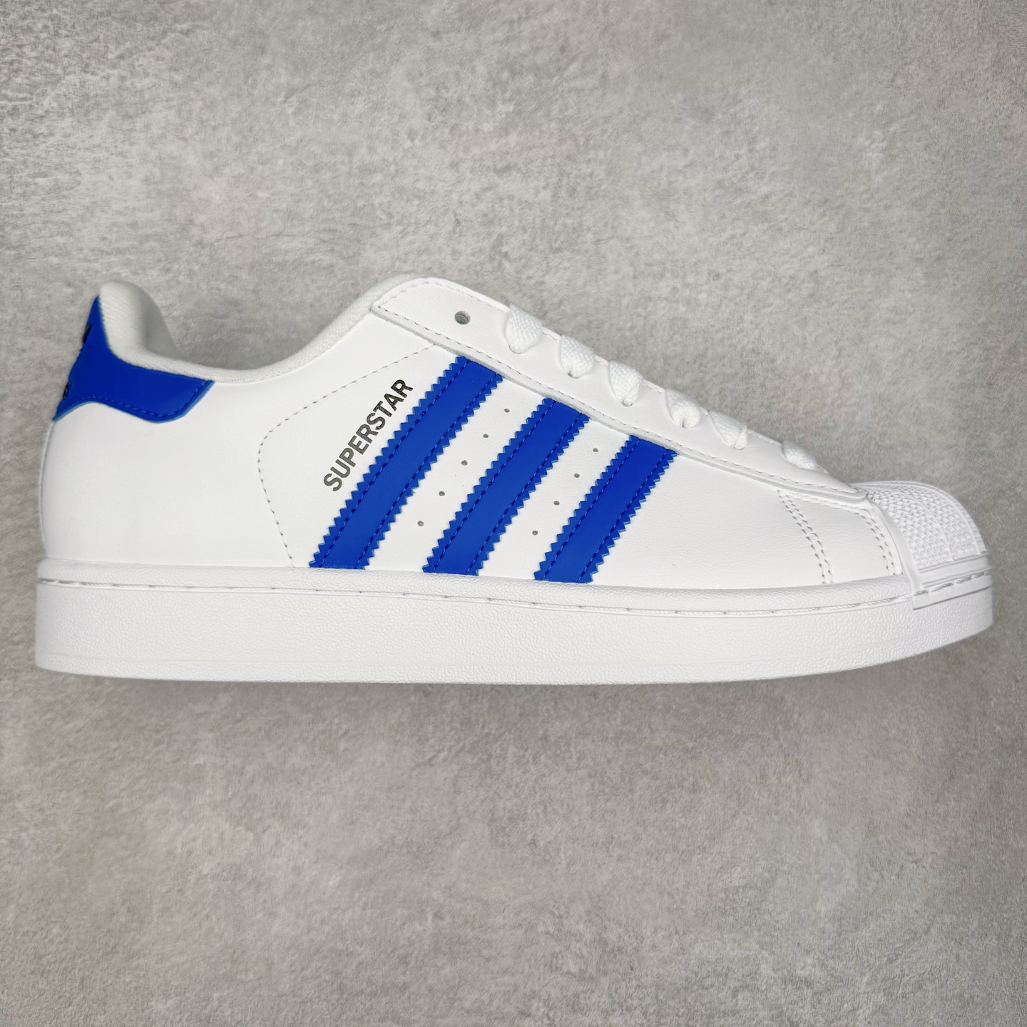 ＃XP纯原套现福利 AD Originals Superstar 经典复古贝壳头板鞋 JQ4729 诞生于1969年 是第一双将全皮面鞋 身与橡胶鞋头结合在一起的低帮篮球鞋 Superstar最开始 是作为高帮篮球鞋Pro Model的低帮版本而出现的 但因为其独特和醒目的橡胶鞋头造型而让大家熟知 被大家形象地称为\\\