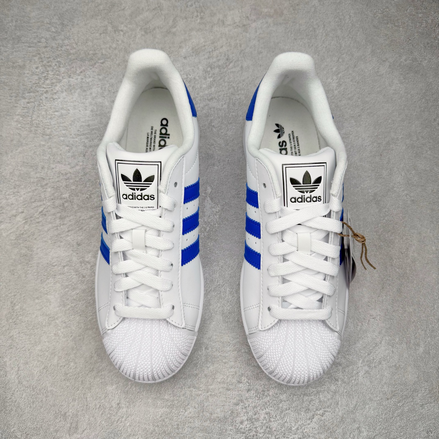 图片[2]-＃XP纯原套现福利 AD Originals Superstar 经典复古贝壳头板鞋 JQ4729 诞生于1969年 是第一双将全皮面鞋 身与橡胶鞋头结合在一起的低帮篮球鞋 Superstar最开始 是作为高帮篮球鞋Pro Model的低帮版本而出现的 但因为其独特和醒目的橡胶鞋头造型而让大家熟知 被大家形象地称为\\\”shelltoe\\\”贝壳头 在70年代的美国职业篮球场上 接近3/4的NBA球员都将这双Superstar作为场上用鞋 80年代之后 经过不断的改良和发展 Superstar逐渐成为横跨时装、音乐、街头文化、休闲和运动等各大领域的时尚潮鞋 尺码：36 36.5 37 38 38.5 39 40 40.5 41 42 42.5 43 44 44.5 45-选品中心