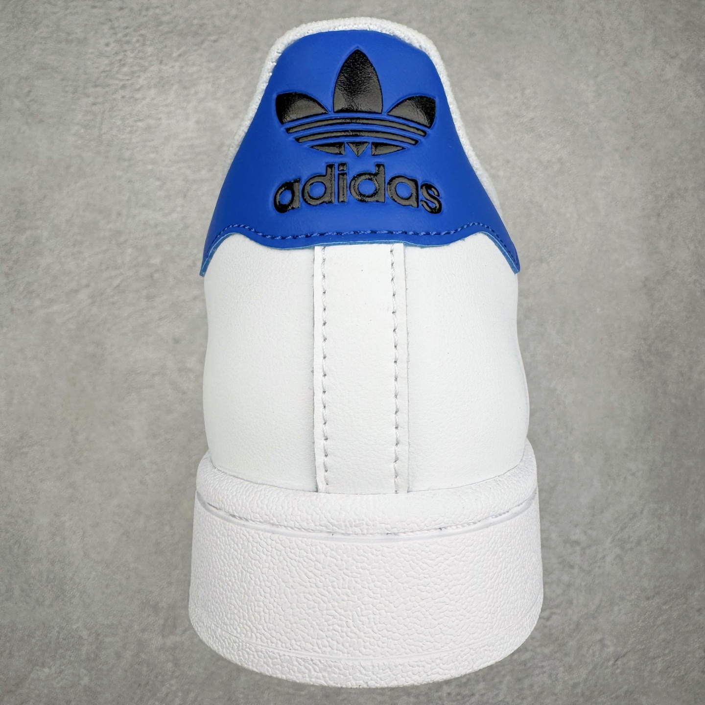 图片[8]-＃XP纯原套现福利 AD Originals Superstar 经典复古贝壳头板鞋 JQ4729 诞生于1969年 是第一双将全皮面鞋 身与橡胶鞋头结合在一起的低帮篮球鞋 Superstar最开始 是作为高帮篮球鞋Pro Model的低帮版本而出现的 但因为其独特和醒目的橡胶鞋头造型而让大家熟知 被大家形象地称为\\\”shelltoe\\\”贝壳头 在70年代的美国职业篮球场上 接近3/4的NBA球员都将这双Superstar作为场上用鞋 80年代之后 经过不断的改良和发展 Superstar逐渐成为横跨时装、音乐、街头文化、休闲和运动等各大领域的时尚潮鞋 尺码：36 36.5 37 38 38.5 39 40 40.5 41 42 42.5 43 44 44.5 45-选品中心