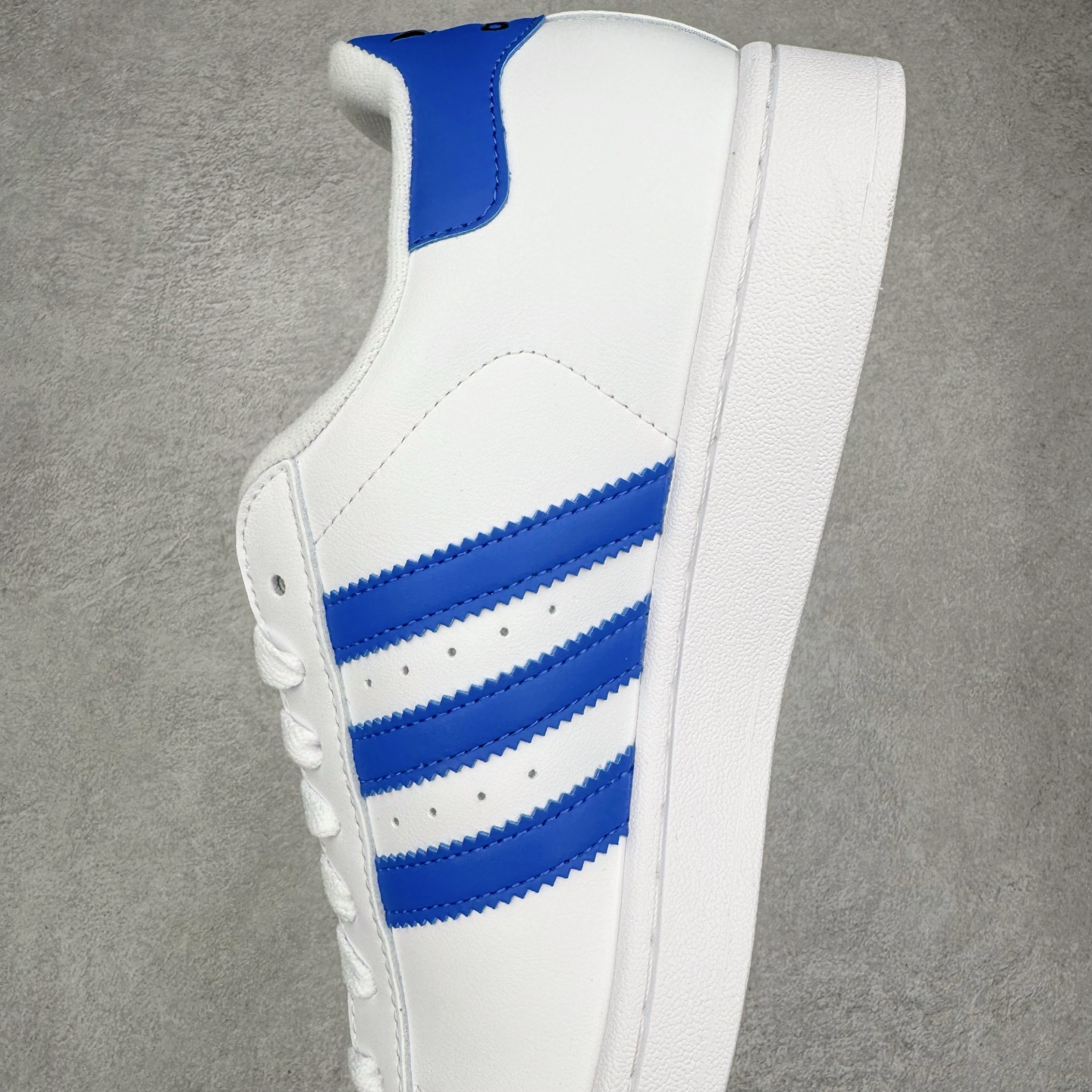 图片[7]-＃XP纯原套现福利 AD Originals Superstar 经典复古贝壳头板鞋 JQ4729 诞生于1969年 是第一双将全皮面鞋 身与橡胶鞋头结合在一起的低帮篮球鞋 Superstar最开始 是作为高帮篮球鞋Pro Model的低帮版本而出现的 但因为其独特和醒目的橡胶鞋头造型而让大家熟知 被大家形象地称为\\\”shelltoe\\\”贝壳头 在70年代的美国职业篮球场上 接近3/4的NBA球员都将这双Superstar作为场上用鞋 80年代之后 经过不断的改良和发展 Superstar逐渐成为横跨时装、音乐、街头文化、休闲和运动等各大领域的时尚潮鞋 尺码：36 36.5 37 38 38.5 39 40 40.5 41 42 42.5 43 44 44.5 45-选品中心