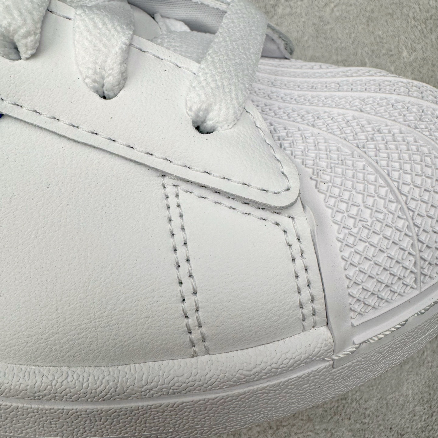 图片[14]-＃XP纯原套现福利 AD Originals Superstar 经典复古贝壳头板鞋 JQ4729 诞生于1969年 是第一双将全皮面鞋 身与橡胶鞋头结合在一起的低帮篮球鞋 Superstar最开始 是作为高帮篮球鞋Pro Model的低帮版本而出现的 但因为其独特和醒目的橡胶鞋头造型而让大家熟知 被大家形象地称为\\\”shelltoe\\\”贝壳头 在70年代的美国职业篮球场上 接近3/4的NBA球员都将这双Superstar作为场上用鞋 80年代之后 经过不断的改良和发展 Superstar逐渐成为横跨时装、音乐、街头文化、休闲和运动等各大领域的时尚潮鞋 尺码：36 36.5 37 38 38.5 39 40 40.5 41 42 42.5 43 44 44.5 45-选品中心