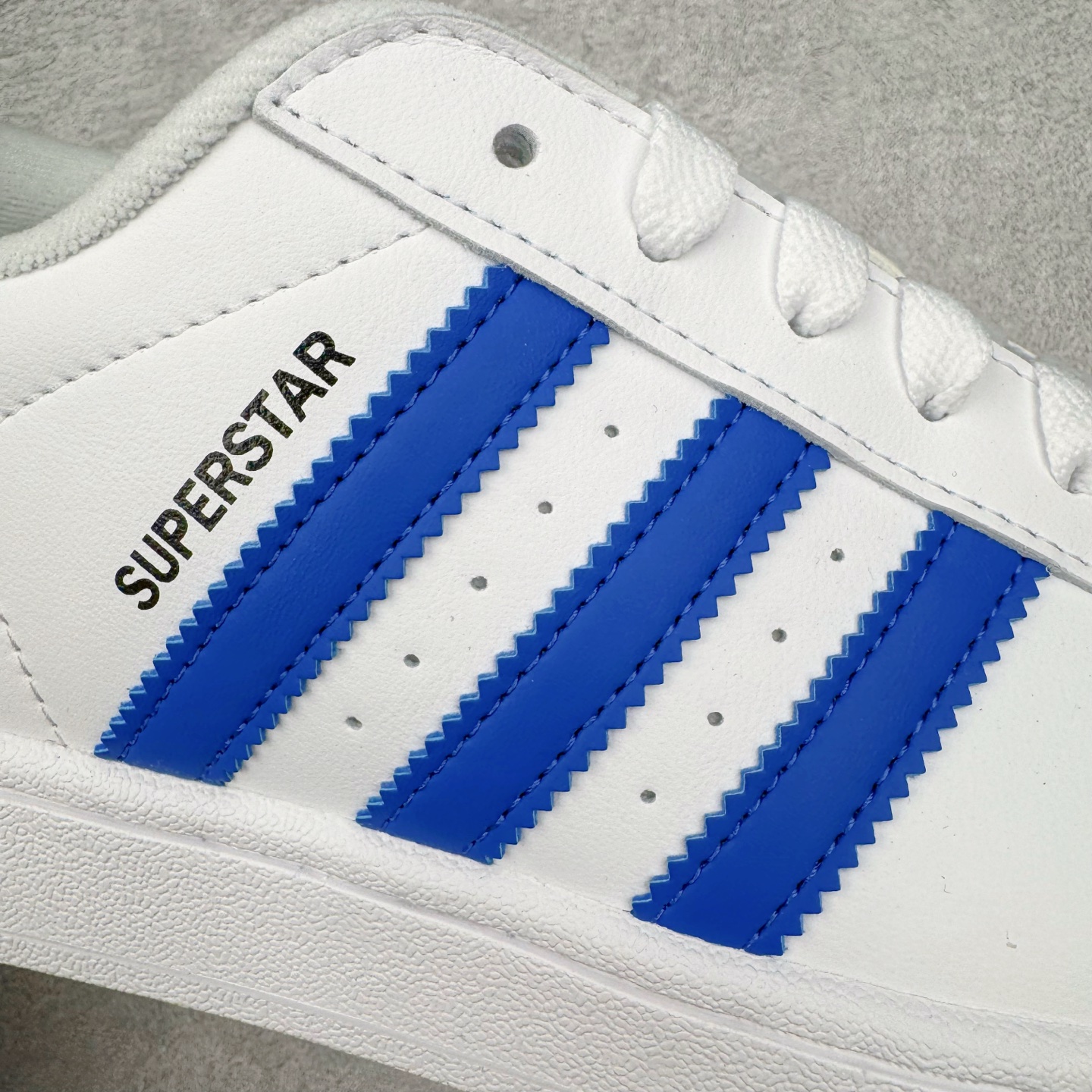 图片[15]-＃XP纯原套现福利 AD Originals Superstar 经典复古贝壳头板鞋 JQ4729 诞生于1969年 是第一双将全皮面鞋 身与橡胶鞋头结合在一起的低帮篮球鞋 Superstar最开始 是作为高帮篮球鞋Pro Model的低帮版本而出现的 但因为其独特和醒目的橡胶鞋头造型而让大家熟知 被大家形象地称为\\\”shelltoe\\\”贝壳头 在70年代的美国职业篮球场上 接近3/4的NBA球员都将这双Superstar作为场上用鞋 80年代之后 经过不断的改良和发展 Superstar逐渐成为横跨时装、音乐、街头文化、休闲和运动等各大领域的时尚潮鞋 尺码：36 36.5 37 38 38.5 39 40 40.5 41 42 42.5 43 44 44.5 45-选品中心