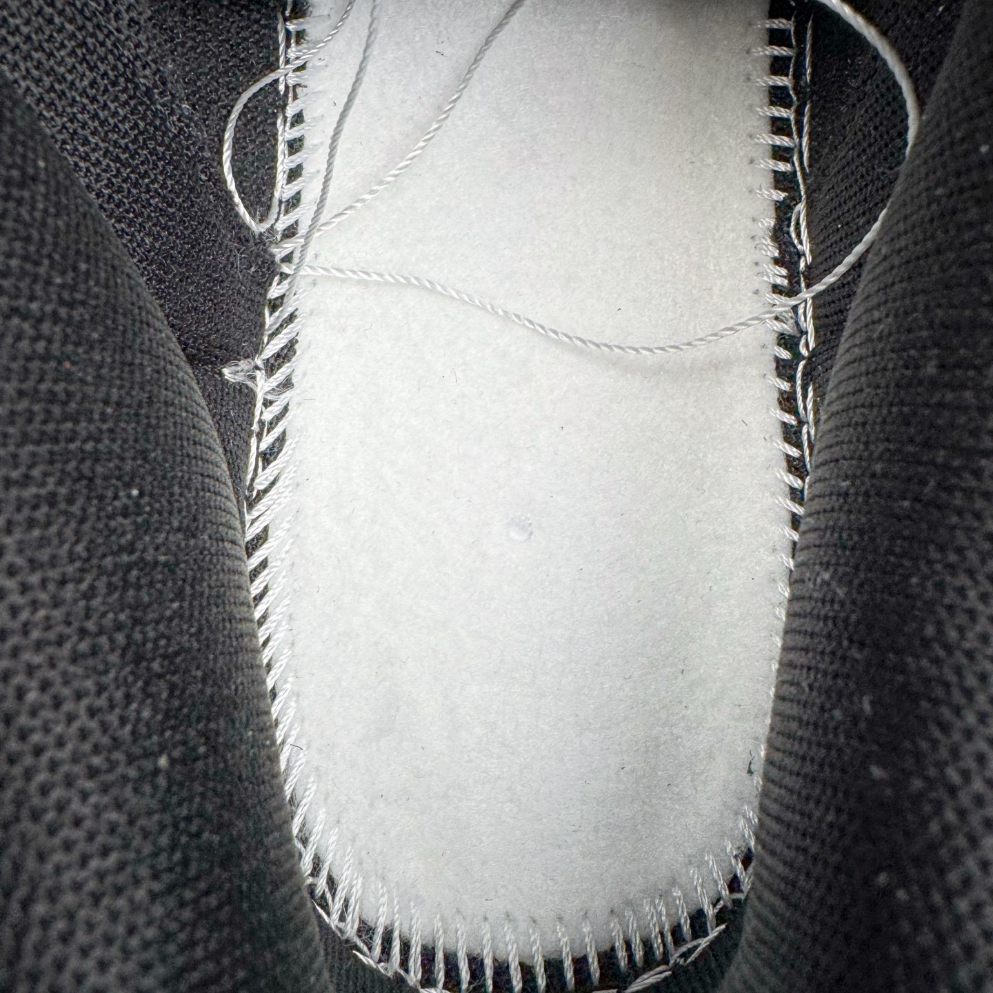 图片[11]-＃YC纯原 NK Dunk Low 山居冷茶 BG0512-083 此款鞋身大面积选用纯白皮革，黑色鞋头与中底，似山石剪影，沉稳托起整体轮廓；一抹橄榄绿Swoosh划破沉寂，正是远山冷茶的色彩凝结，清冷高级。后跟「REMAKE」烙印宣告被重新解构的经典，为极简设计注入一丝不羁的个性灵魂。定制系列天花板 无原鞋不开发 全系列得物原鞋一比一校对开发 配色持续更新中 终端对接 优势输出 全套原厂楦头原纸板数据档案倾力打造 原汁原味莞产 极致还原 圈内最强针车工艺 高端零售指定版 广东原厂配套原盒原标 鞋盒分三个尺码段 原厂冲刀 超高清洁度 全鞋零毛边皮料切割 采用原厂百宏鞋带以及原厂百宏织唛舌标 内标可供原厂几率过验 进口原装条纹中底布 四线拉帮白色点胶 原厂拉帮手法遵循公司 原厂电绣 极致还原 尺码：36 36.5 37.5 38 38.5 39 40 40.5 41 42 42.5 43 44 44.5 45 46-选品中心