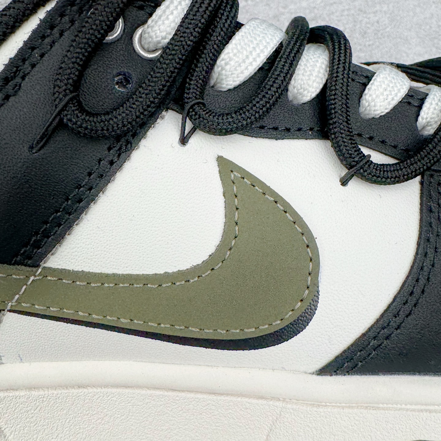 图片[19]-＃YC纯原 NK Dunk Low 山居冷茶 BG0512-083 此款鞋身大面积选用纯白皮革，黑色鞋头与中底，似山石剪影，沉稳托起整体轮廓；一抹橄榄绿Swoosh划破沉寂，正是远山冷茶的色彩凝结，清冷高级。后跟「REMAKE」烙印宣告被重新解构的经典，为极简设计注入一丝不羁的个性灵魂。定制系列天花板 无原鞋不开发 全系列得物原鞋一比一校对开发 配色持续更新中 终端对接 优势输出 全套原厂楦头原纸板数据档案倾力打造 原汁原味莞产 极致还原 圈内最强针车工艺 高端零售指定版 广东原厂配套原盒原标 鞋盒分三个尺码段 原厂冲刀 超高清洁度 全鞋零毛边皮料切割 采用原厂百宏鞋带以及原厂百宏织唛舌标 内标可供原厂几率过验 进口原装条纹中底布 四线拉帮白色点胶 原厂拉帮手法遵循公司 原厂电绣 极致还原 尺码：36 36.5 37.5 38 38.5 39 40 40.5 41 42 42.5 43 44 44.5 45 46-选品中心