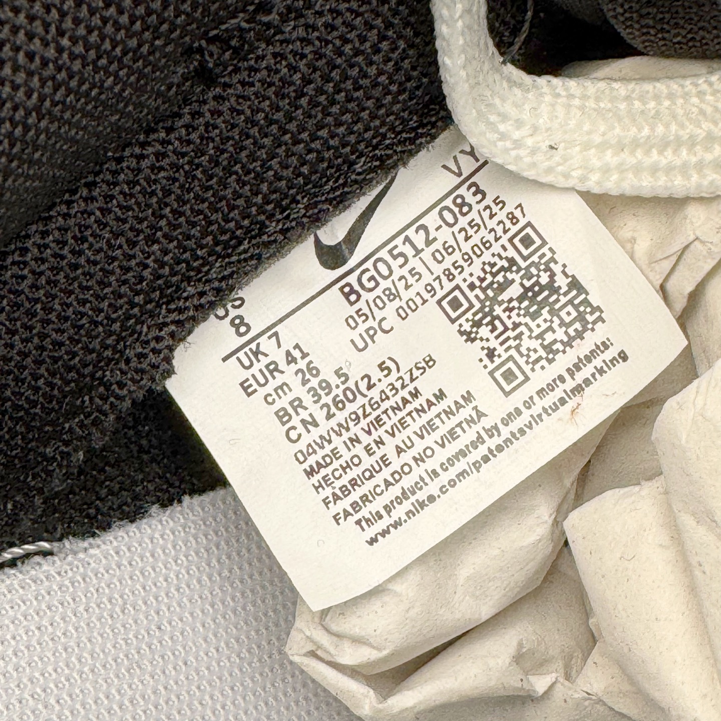 图片[12]-＃YC纯原 NK Dunk Low 山居冷茶 BG0512-083 此款鞋身大面积选用纯白皮革，黑色鞋头与中底，似山石剪影，沉稳托起整体轮廓；一抹橄榄绿Swoosh划破沉寂，正是远山冷茶的色彩凝结，清冷高级。后跟「REMAKE」烙印宣告被重新解构的经典，为极简设计注入一丝不羁的个性灵魂。定制系列天花板 无原鞋不开发 全系列得物原鞋一比一校对开发 配色持续更新中 终端对接 优势输出 全套原厂楦头原纸板数据档案倾力打造 原汁原味莞产 极致还原 圈内最强针车工艺 高端零售指定版 广东原厂配套原盒原标 鞋盒分三个尺码段 原厂冲刀 超高清洁度 全鞋零毛边皮料切割 采用原厂百宏鞋带以及原厂百宏织唛舌标 内标可供原厂几率过验 进口原装条纹中底布 四线拉帮白色点胶 原厂拉帮手法遵循公司 原厂电绣 极致还原 尺码：36 36.5 37.5 38 38.5 39 40 40.5 41 42 42.5 43 44 44.5 45 46-选品中心