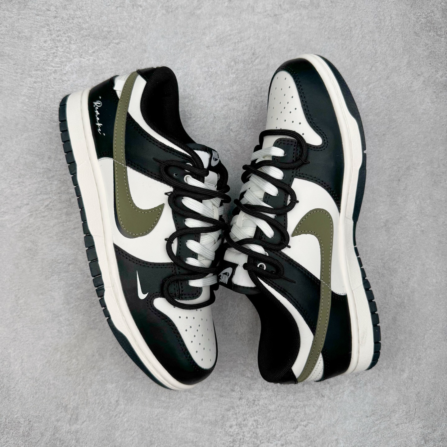 图片[3]-＃YC纯原 NK Dunk Low 山居冷茶 BG0512-083 此款鞋身大面积选用纯白皮革，黑色鞋头与中底，似山石剪影，沉稳托起整体轮廓；一抹橄榄绿Swoosh划破沉寂，正是远山冷茶的色彩凝结，清冷高级。后跟「REMAKE」烙印宣告被重新解构的经典，为极简设计注入一丝不羁的个性灵魂。定制系列天花板 无原鞋不开发 全系列得物原鞋一比一校对开发 配色持续更新中 终端对接 优势输出 全套原厂楦头原纸板数据档案倾力打造 原汁原味莞产 极致还原 圈内最强针车工艺 高端零售指定版 广东原厂配套原盒原标 鞋盒分三个尺码段 原厂冲刀 超高清洁度 全鞋零毛边皮料切割 采用原厂百宏鞋带以及原厂百宏织唛舌标 内标可供原厂几率过验 进口原装条纹中底布 四线拉帮白色点胶 原厂拉帮手法遵循公司 原厂电绣 极致还原 尺码：36 36.5 37.5 38 38.5 39 40 40.5 41 42 42.5 43 44 44.5 45 46-选品中心